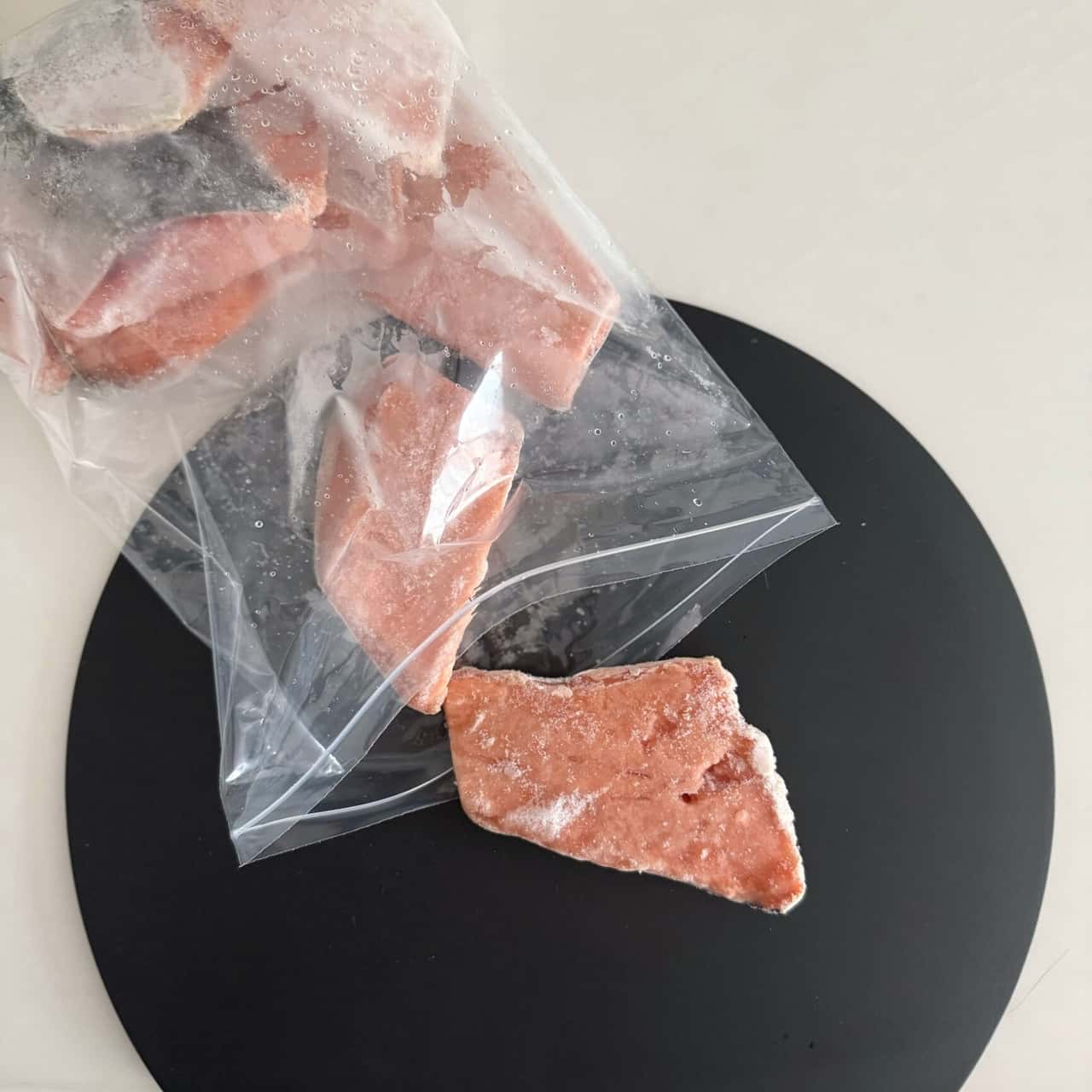 【無添加・無塩】プレミアム 骨取り 鮭 サケ 切り身 大サイズ (80g×10切) 2個購入500円 3個購入1,200円 OFF まとめ買いクーポン付 天然 骨なし チャック袋 バラ凍結 冷凍 グルメ ギフト プレゼント 父の日