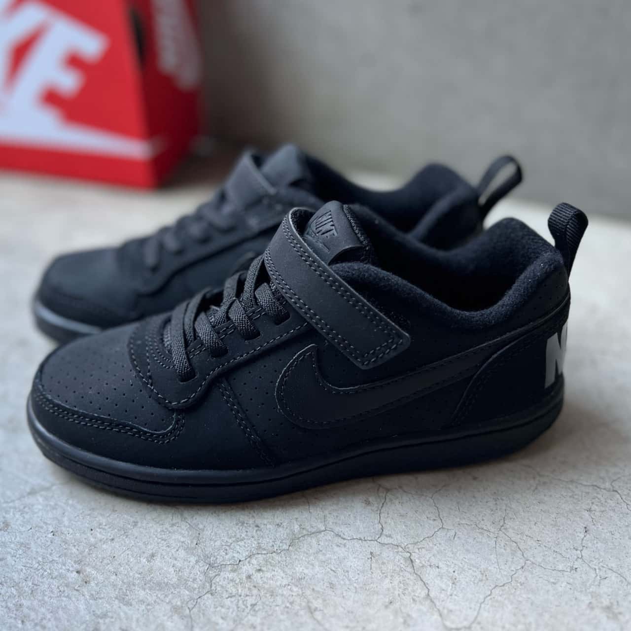 ナイキ コート ボロー LOW シューズnike キッズ スニーカー スポーツ 靴 スニーカーローカット 黒 fitness 870025-001 ジュニア プレゼント アウトドア