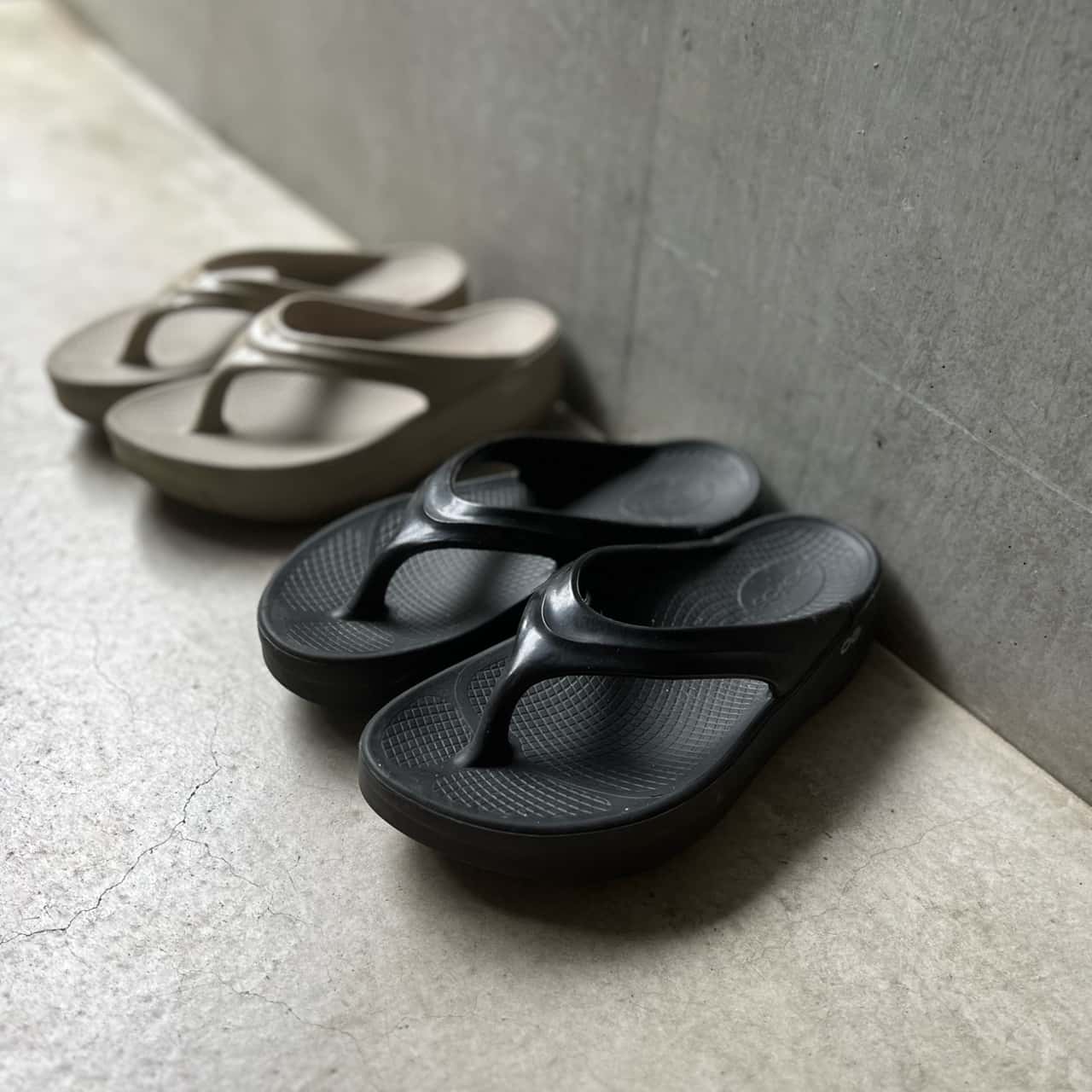 【SALE／50%OFF】TOMORROWLAND GOODS OOFOS OOmega サンダル トゥモローランド シューズ・靴 サンダル ブラック ベージュ【送料無料】