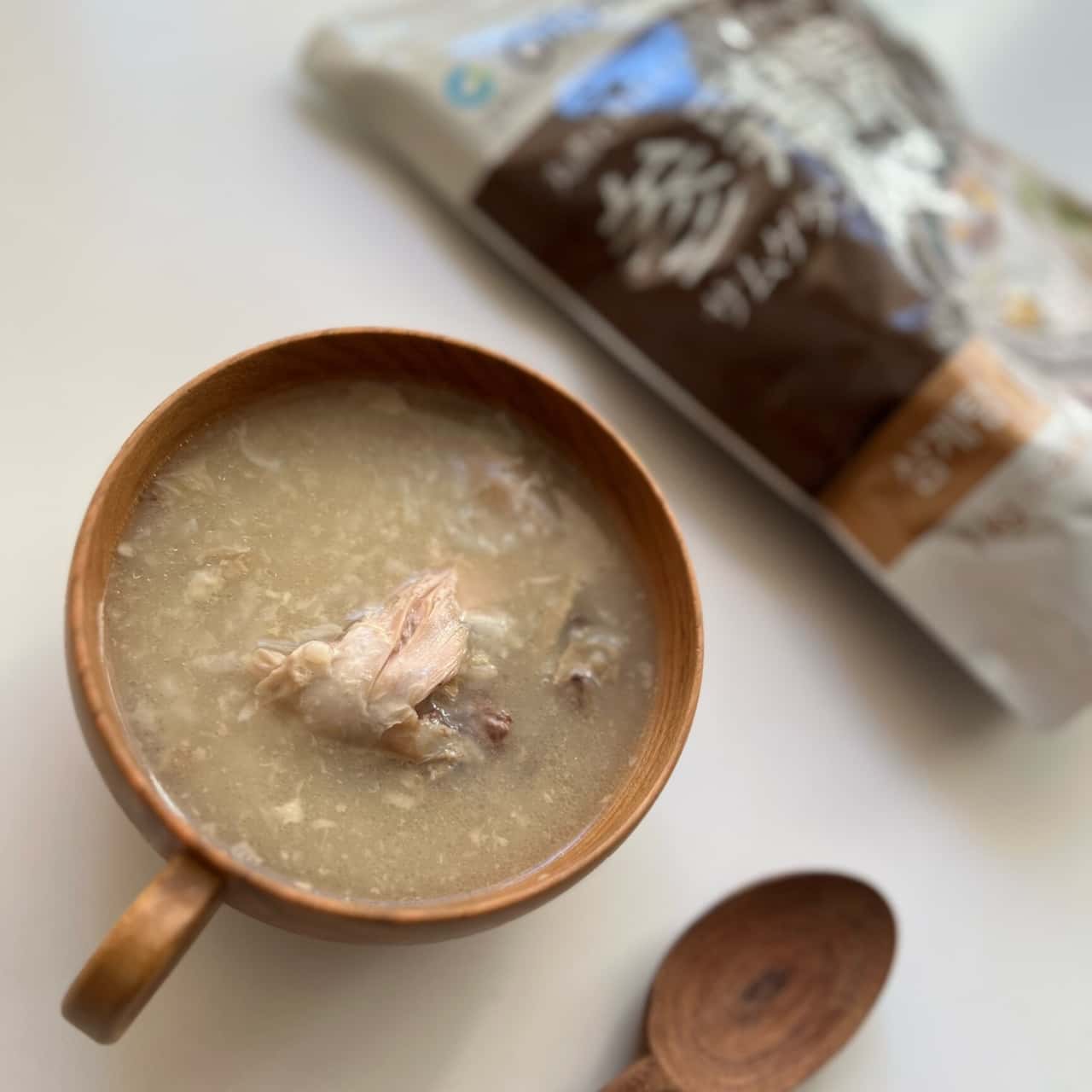 【参鶏湯 サムゲタン 各1kg x 4個セット】送料無料 本場の味 大象 4kg お得 レトルト 即席食品 韓国食品 韓国鍋 鶏肉 高麗人参 スープ コラーゲン
