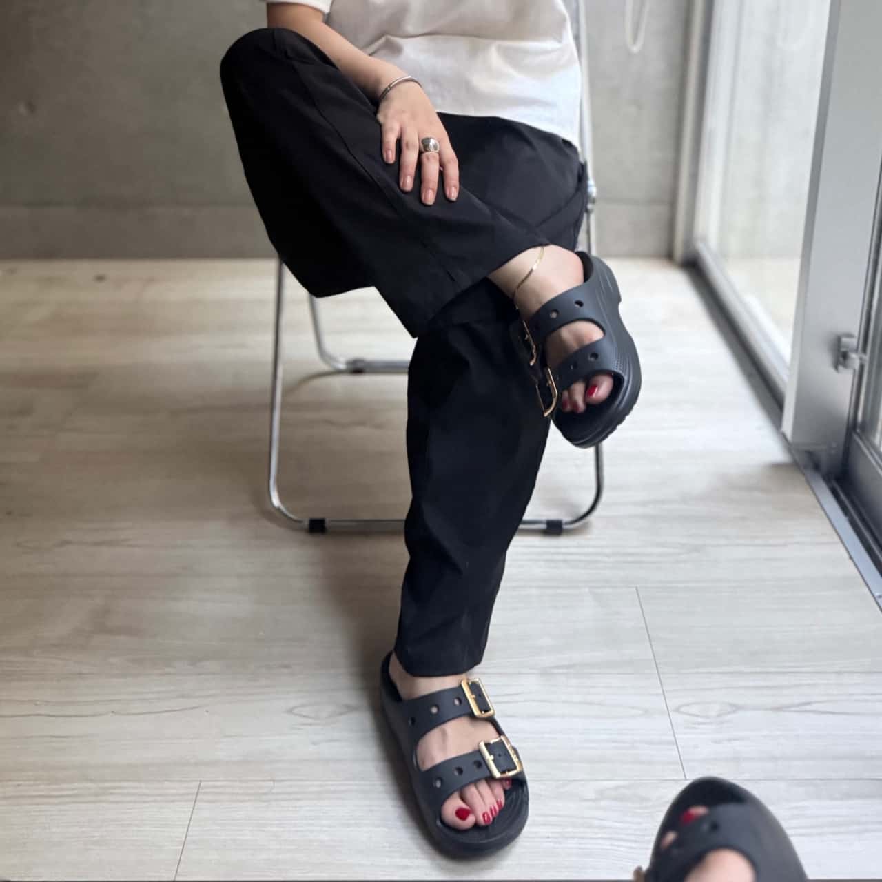[B]クロックス レディース サンダル CROCS サタデー メタリックバックル サンダル W Saturday Metallic Buckle Sandal W ブラック 213316-001