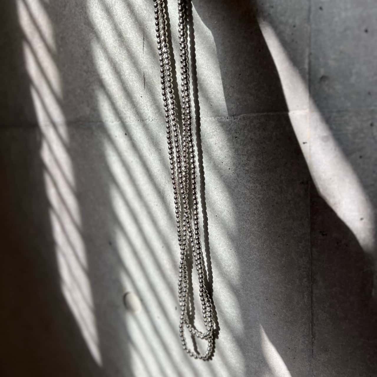 4way ロングネックレス ネックレス メタルビーズ 軽い シルバー 120cm 140cm 160cm 6mm 1連 2連 3連 金属アレルギー対応 シリコンゴム マンテル 脱着簡単 ボールチェーン 結婚式 ハード ボール フォーマル シンプル カジュアル シック 大人 上品 レディース【売れ筋】