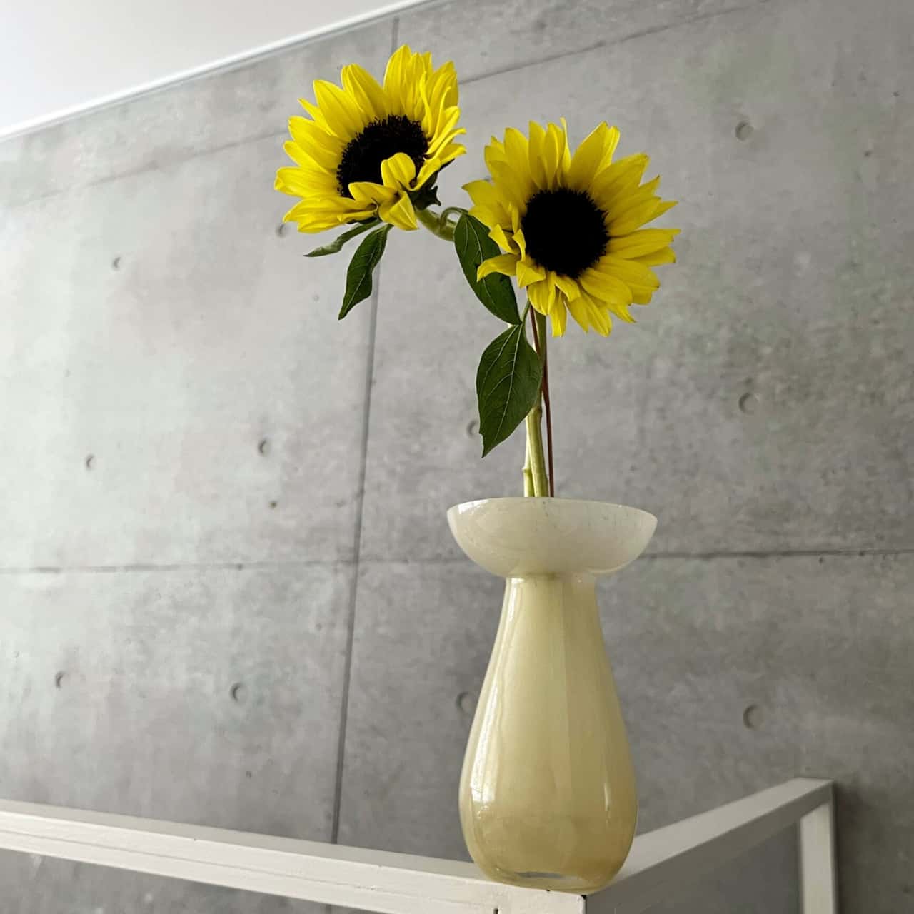 公式 shesay ガラス ミルキーGLASSフラワーベースコル 3カラー 高さ18cm 花瓶 おしゃれ 口径3.5cm フラワーベース 花瓶 ガラス 色付き ミルキー 2層 カラーガラス かわいい パステルカラー インテリア プレゼント ギフト ニュアンスカラー 乳白 韓国 北欧
