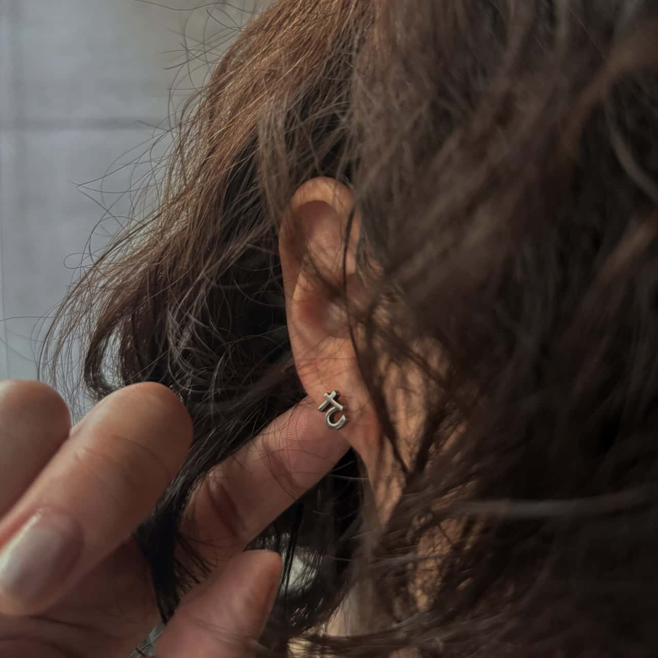 ボディピアス 軟骨ピアス 16G 金属アレルギー対応 金属アレルギー サージカルステンレス つけっぱなし ひらがな 平仮名 文字 ストレートバーベル トラガス ネジ式 レディース かわいい キュート シンプル 小さめ シルバー 普段使い 【あ行~た】 片耳用