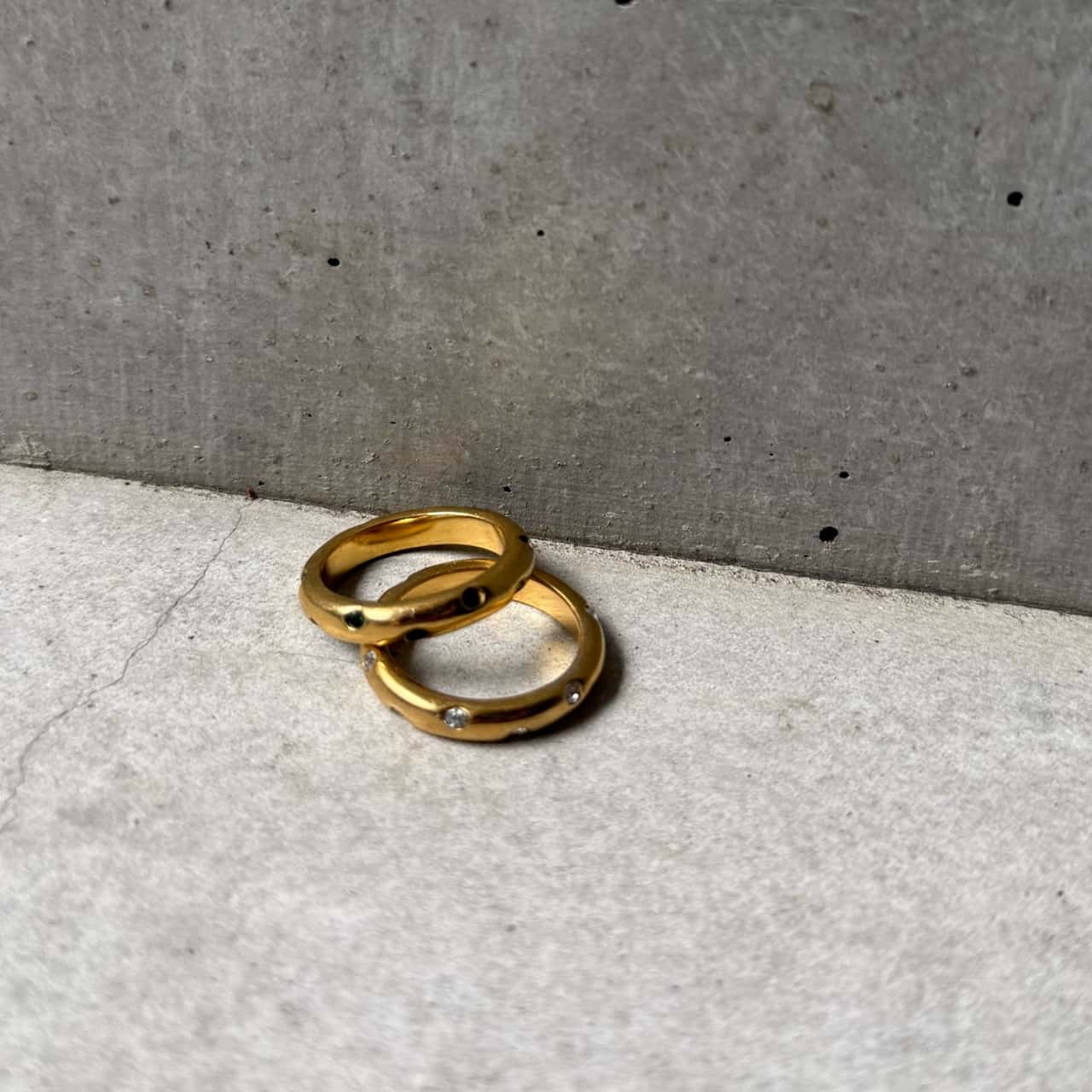 リング ジルコニアドットラインリング サージカルステンレス 華奢 金属アレルギー対応 18K 金アレ対応 レディース 重ね付け シンプル ゴールド カジュアル 重ねづけ 大人リング キラキラ ビジュー グリーン クリア リング