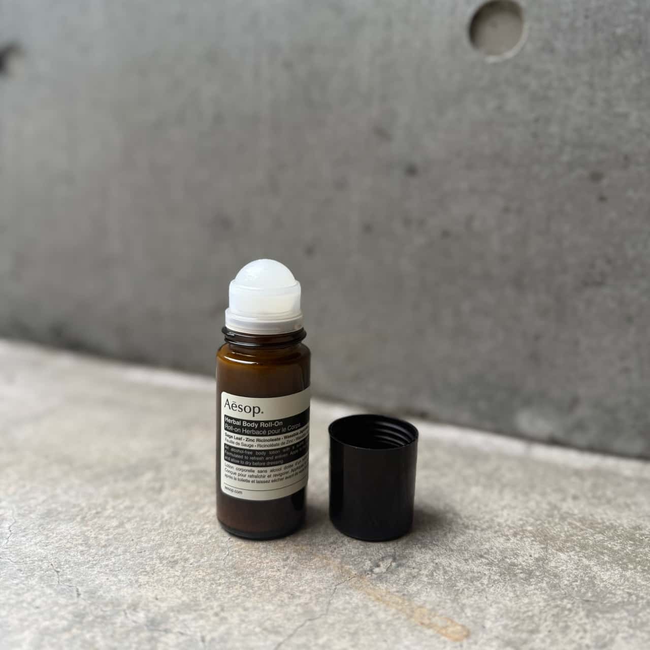 （10時までのご注文当時発送）(休業日除く)国内正規品　Aesop イソップ ハーバル　ボディ　ロールオン　50mL　巾着付き