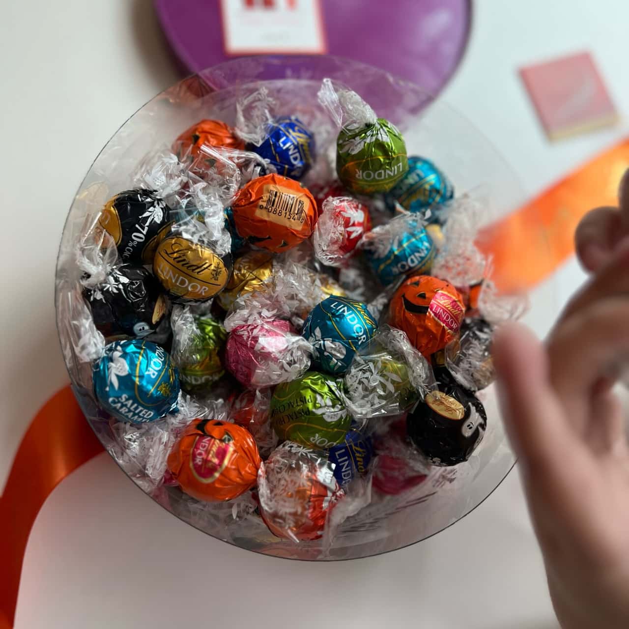 【公式】 リンツ Lindt チョコレート リンドール ギフトボックス 54個入｜夏ギフト ギフト スイーツ お菓子 チョコ 詰め合わせ 個包装 プチギフト 可愛い リンツチョコ 手土産 誕生日 内祝い お礼 職場 退職 家族 熨斗対応