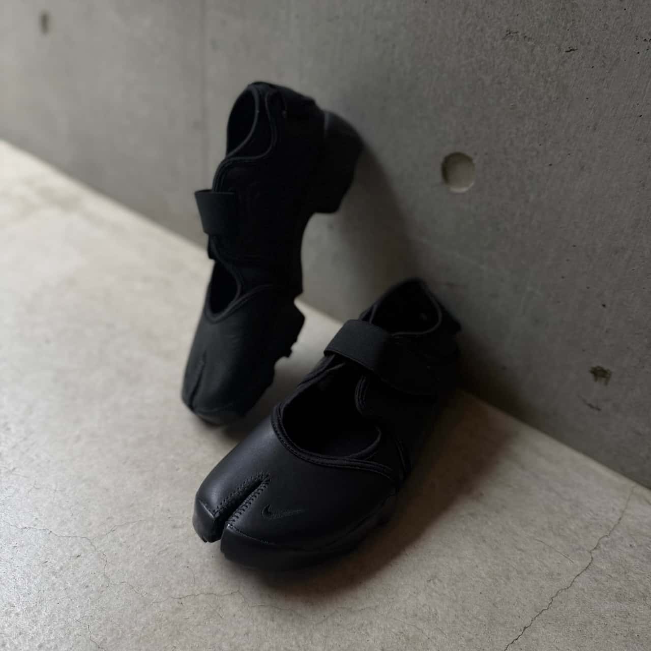 NIKE ナイキ スニーカー AIR RIFT エアリフト HM5737-002 レディース ローカット 足袋 ベルクロ 2.5cm 軽量 シューズ 靴 BLACK/BLACK