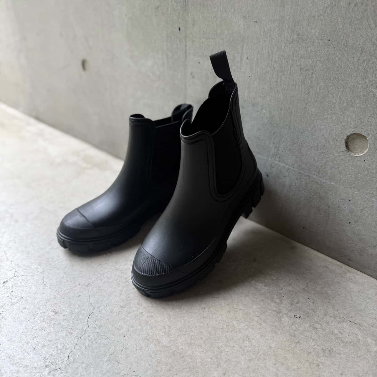 【2380円〜！クーポンで】レインブーツ レインシューズ レディース サイドゴア ブーツ 長靴 レディース 雨靴 おしゃれ 軽量 完全防水 歩きやすい 通学 通勤 晴雨兼用 雨対策 作業 履きやすい ガーデニング 滑らない 蒸れにくい 厚底 台風^bm1441^ ame