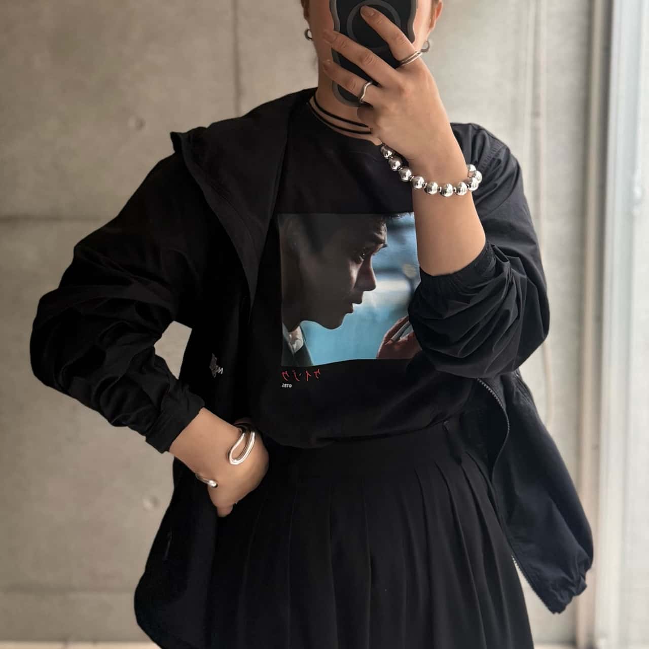【SALE／30%OFF】FREAK'S STORE TBSドラマ『ケイゾク』コラボ 「MAYAMA」フロントプリント ショートスリーブ クルーネックTシャツ B フリークスストア トップス カットソー・Tシャツ ブラック ホワイト