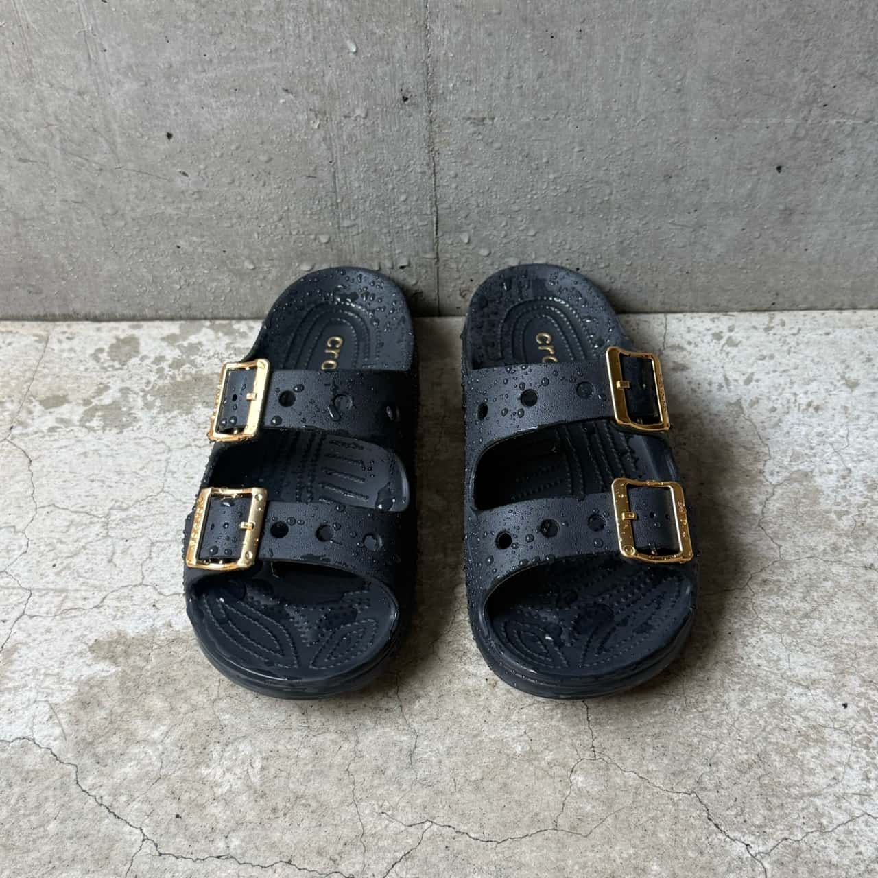 クロックス crocs【レディース サンダル】Saturday Metallic Buckle Sandal W/サタデー メタリックバックル サンダル/213316-001｜