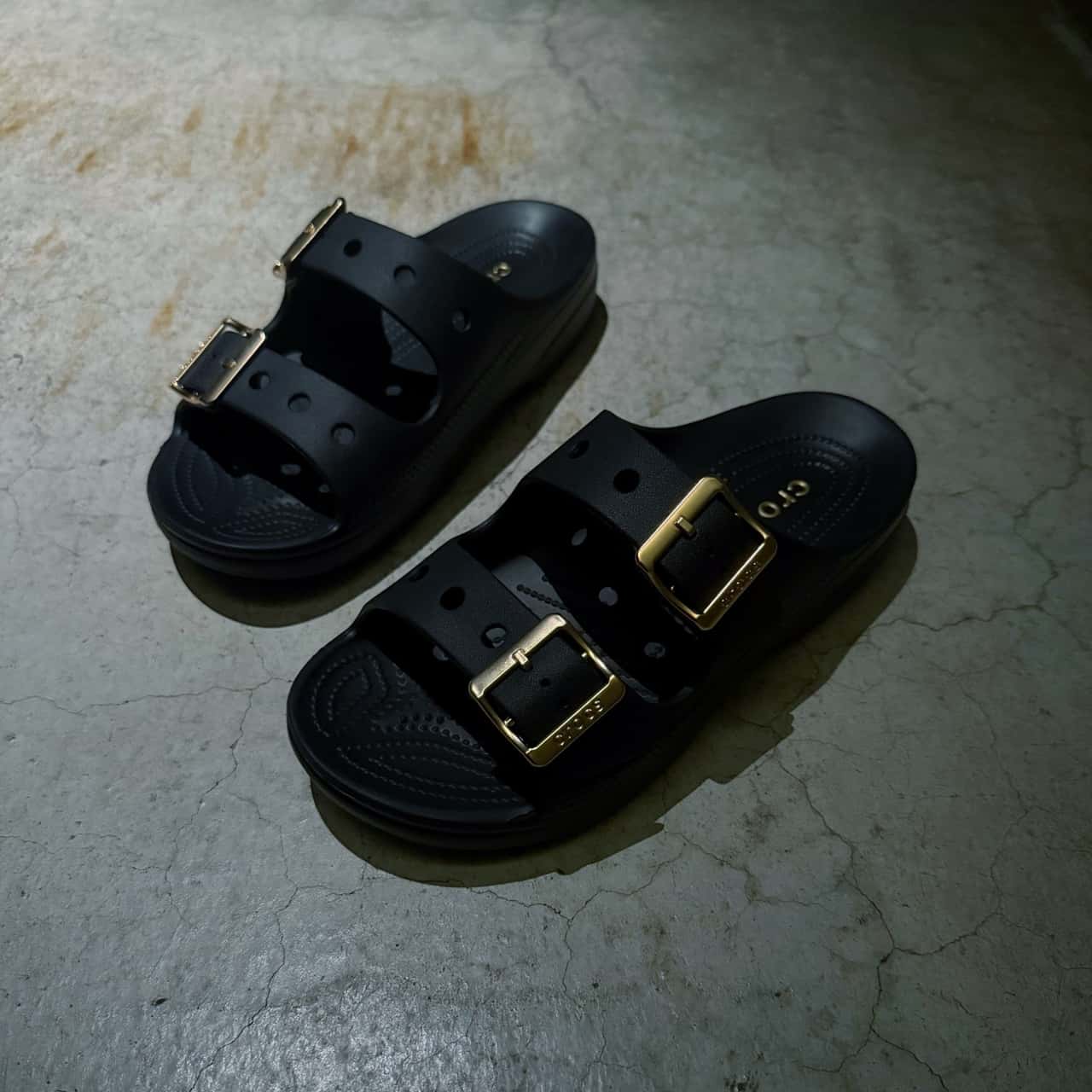 【crocs】 クロックス SATURADAY METALLIC BUCKLE SDL サタデー メタリックバックル サンダル W 213316-001