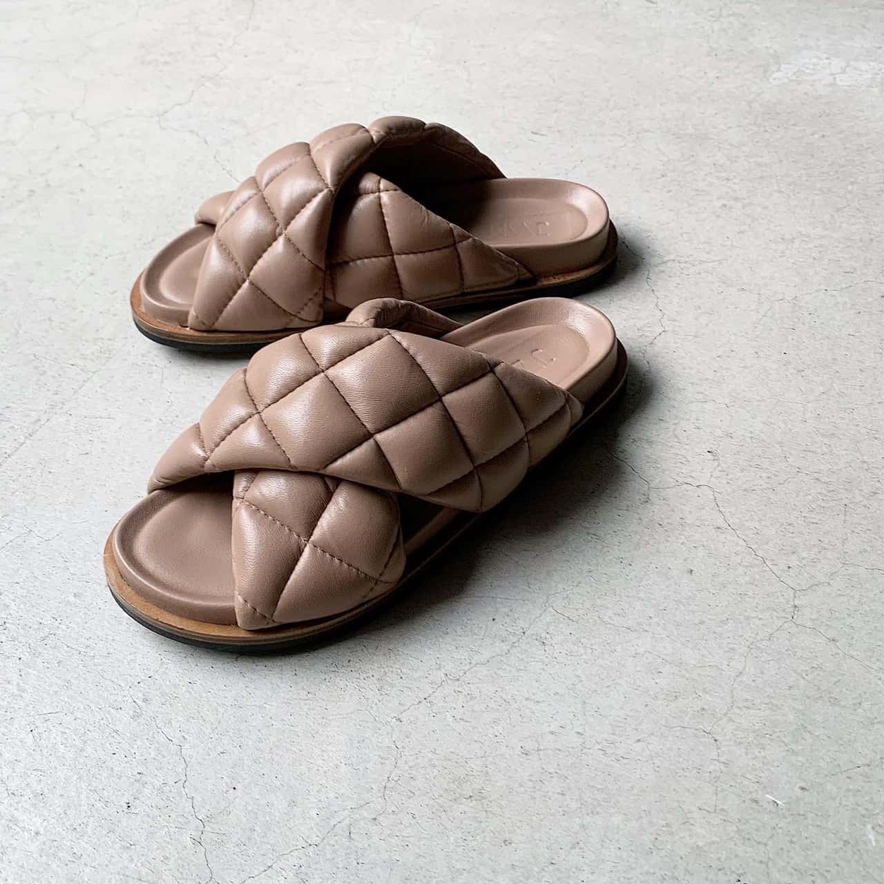 【SALE／50%OFF】ADAM ET ROPE' FEMME 【JVAM】PADDED QUILTED TED CROSS STRAP SLIDER アダムエロペ シューズ・靴 サンダル ブラック ベージュ【送料無料】
