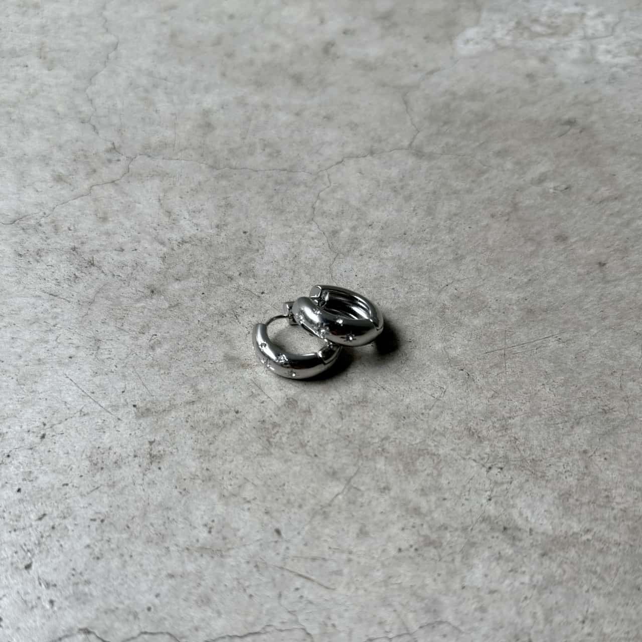 【最大35％OFFクーポン配布中】P249 ピアス キャッチレス 金属アレルギー対応 フープ フープピアス キラキラ 星 スター 八芒星 ぷっくり おしゃれ ギフト プレゼント シンプル カジュアル パーティー つけっぱなし