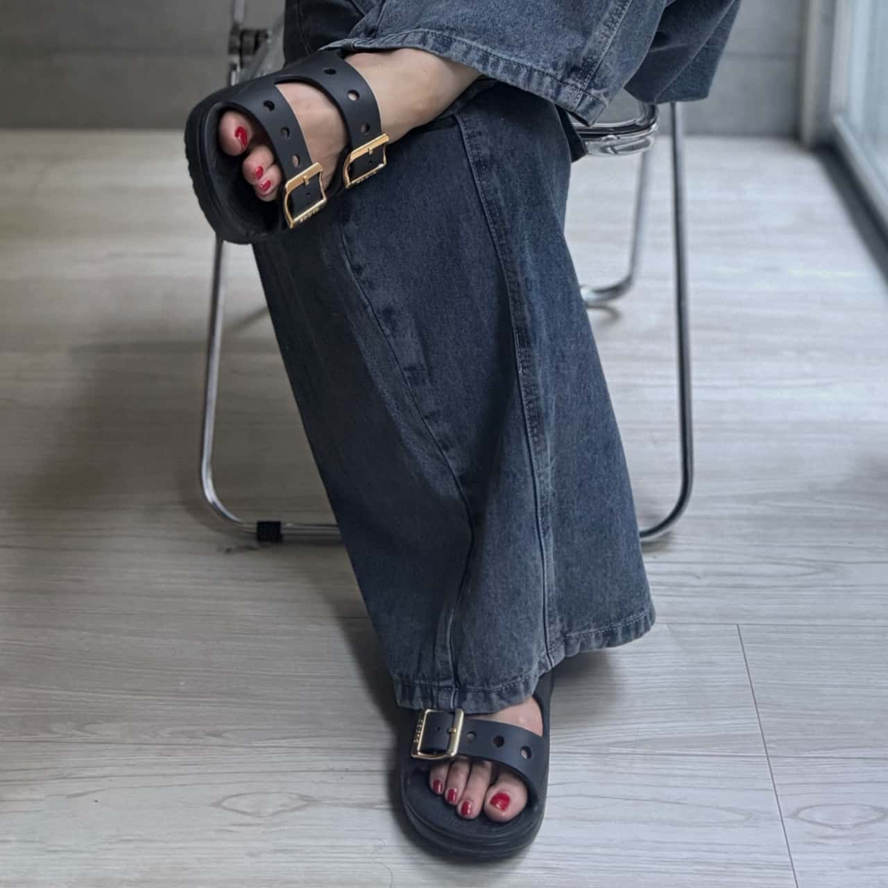 [ 8/1 はワンダフルデー!&ポイント5倍!] 【クロックス サタデー メタリック バックル サンダル ウィメンズ ブラック】crocs SATURDAY METALLIC BUCKLE SANDAL W BLACK 213316-001
