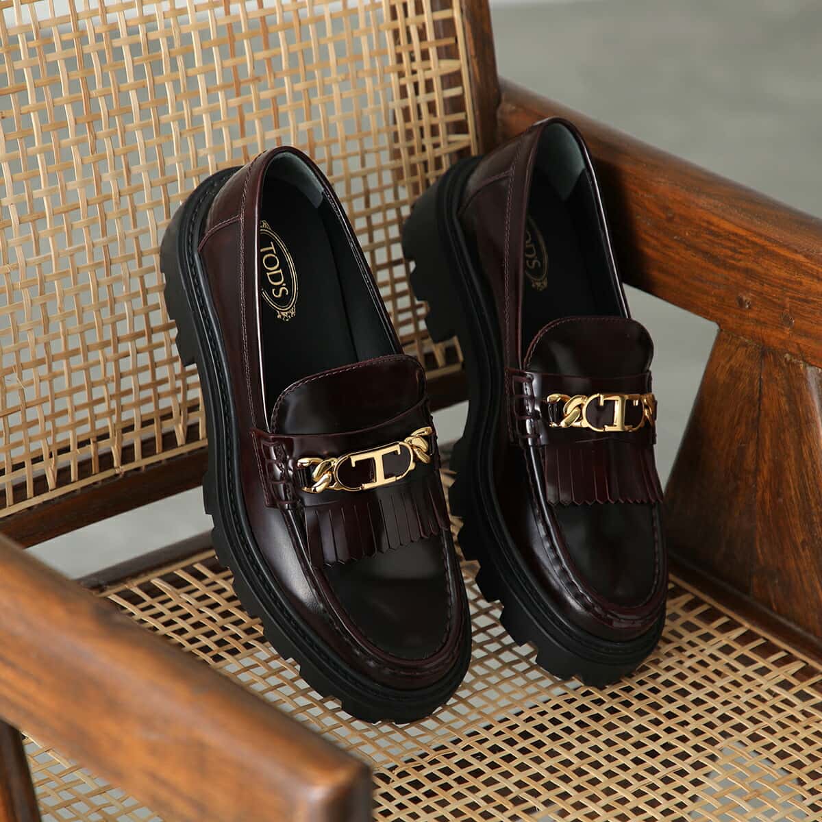 【最大2万円OFFクーポン対象・6/20～6/21限定】TODS トッズ ローファー XXW08J0GF80SHA レディース Tチェーン メタル フリンジ レザーシューズ チャンキーソール ラバーソール 靴 カラー2色 XXW08J0GF80SHAB999【dc_kikaku】