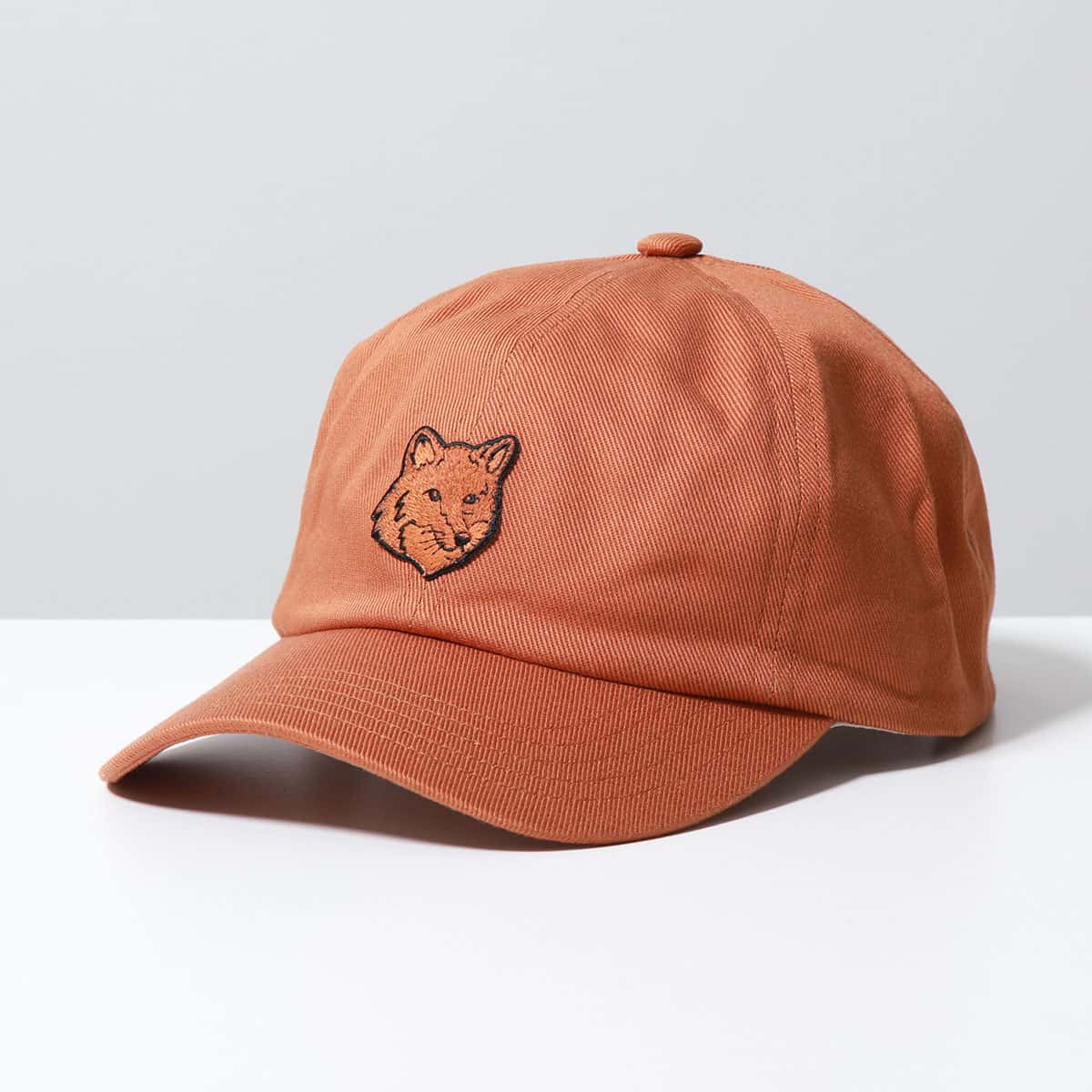 MAISON KITSUNE メゾンキツネ ベースボールキャップ MM06104WW0108 メンズ ボールド フォックスヘッド 6P コットン ロゴ 刺繍 帽子 TOBACCO