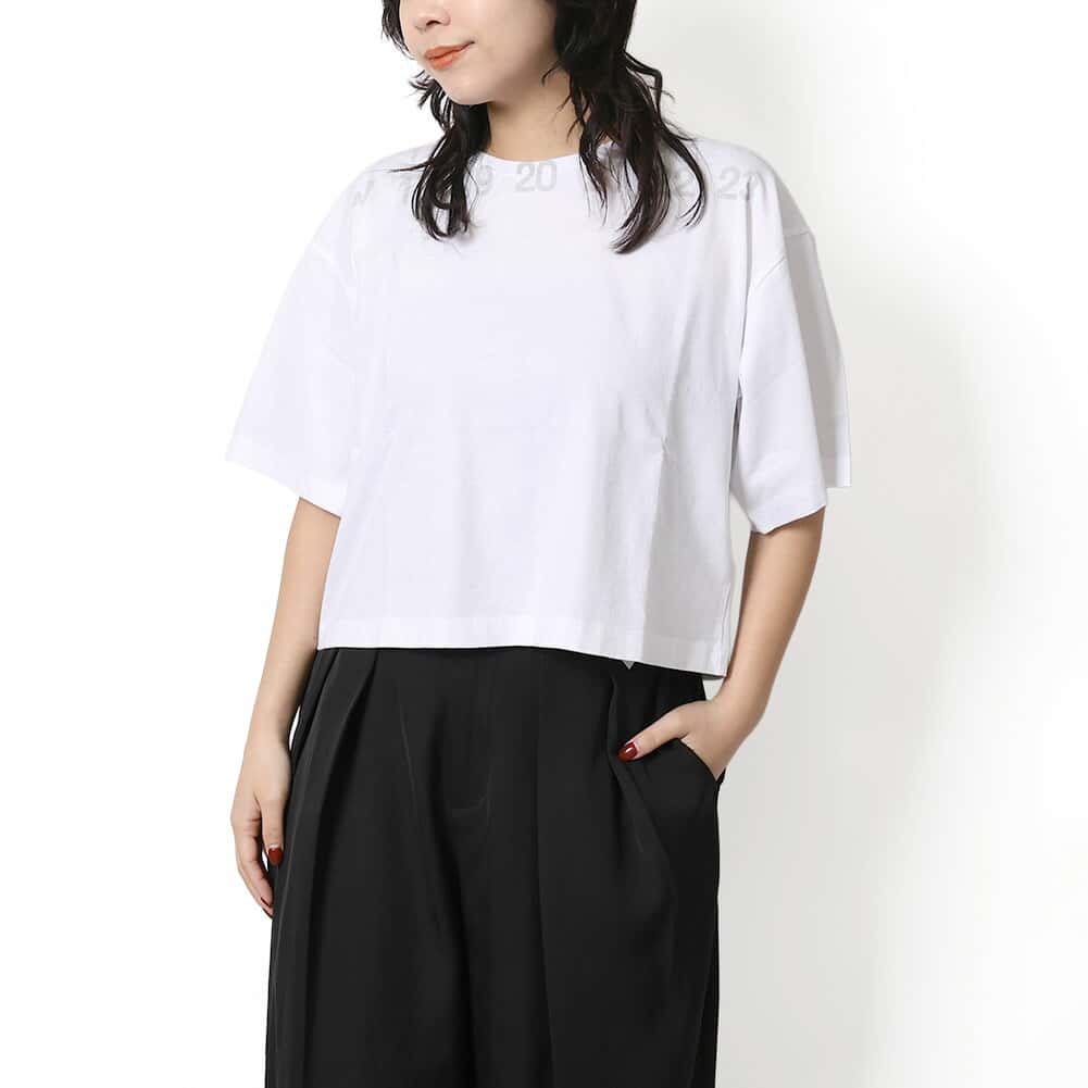 〈クーポン5%OFF〉エムエムシックスキッズ　メゾンマルジェラ／MM6 KID'S　MAISON MARGIELA　レディース　ガールズ　クルーネック半袖Tシャツ　ロゴ入り　コットン　大人も着用OK(ホワイト) M61017 MM02Y M6100／10Y　12Y　14Y　16Y／WHITE[返品OK]