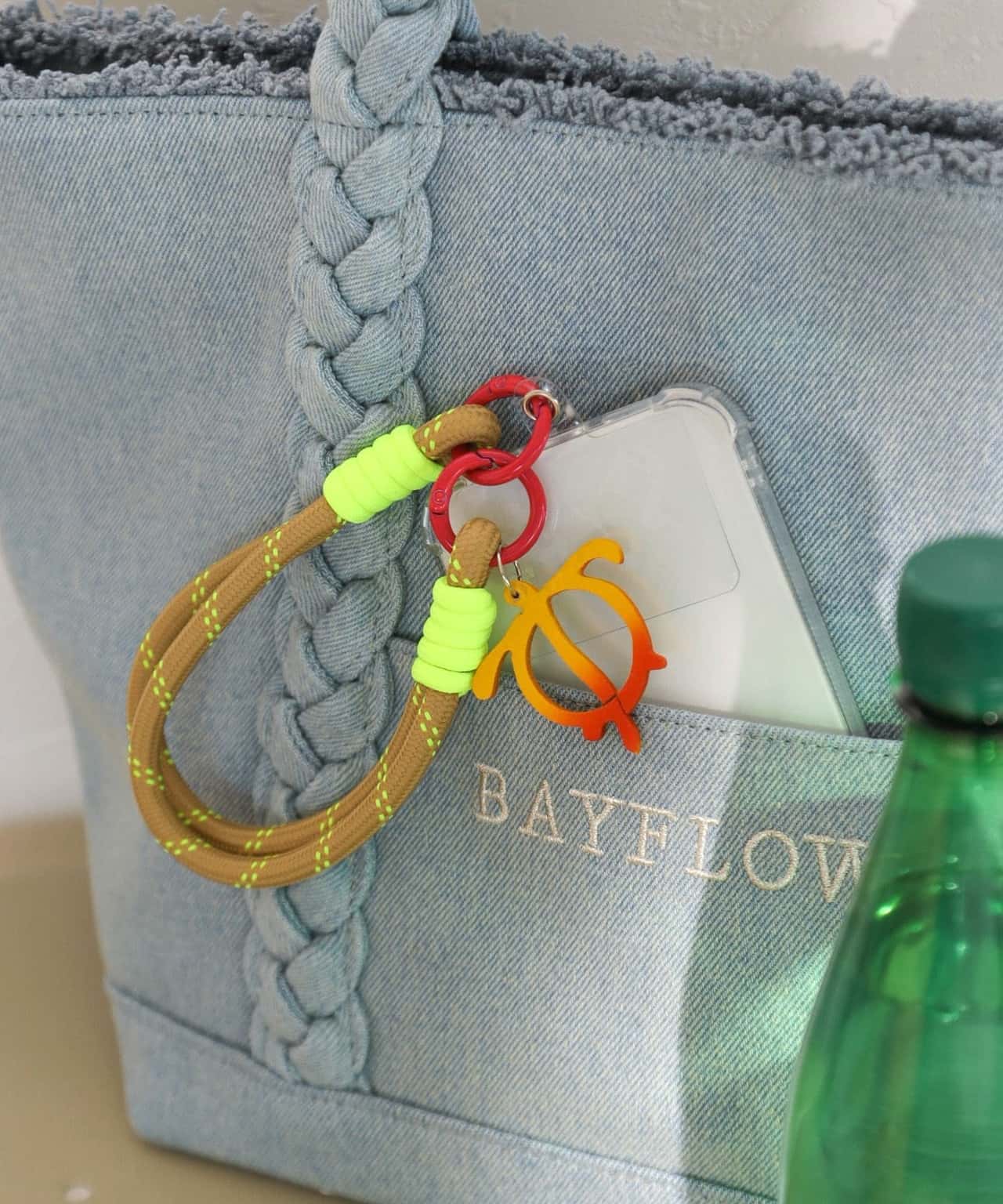BAYFLOW チャ-ム付きショートストラップ ベイフロー スマホグッズ・オーディオ機器 その他のスマホグッズ・オーディオ機器 ベージュ グレー
