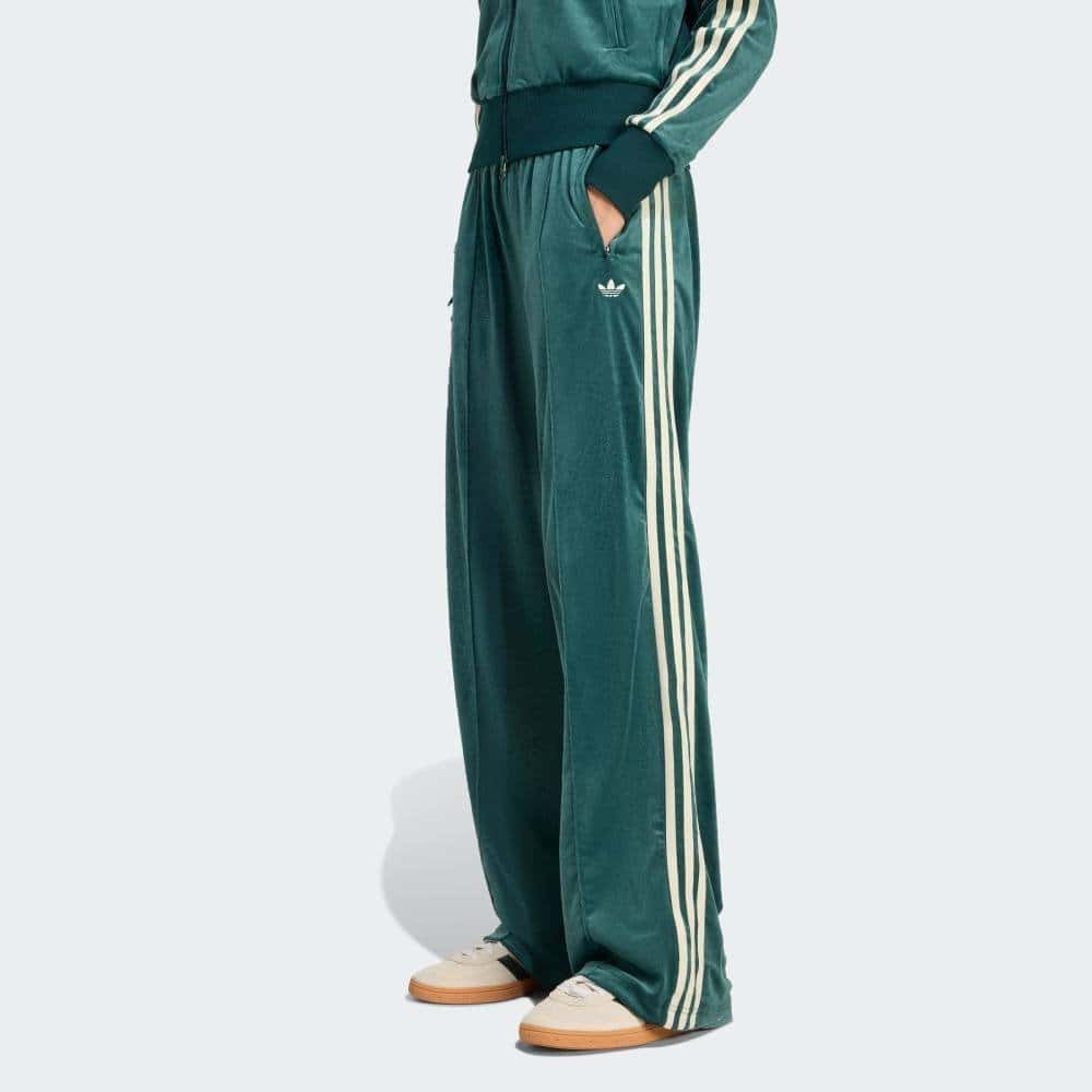 【SALE／20%OFF】adidas 【公式】アディダス adidas 返品可 アディダス オリジナルスx リバティ・ロンドン エンボス加工ベルベット トラックパンツ アディダス パンツ その他のパンツ グリーン【送料無料】