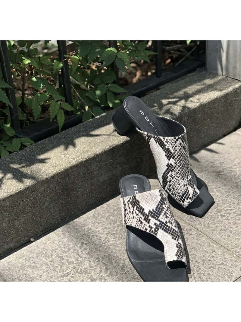 【SALE／80%OFF】un dix cors 【MOHI(モヒ)】パイソン柄トングサンダル アンディコール シューズ サンダル/ミュール ホワイト ベージュ