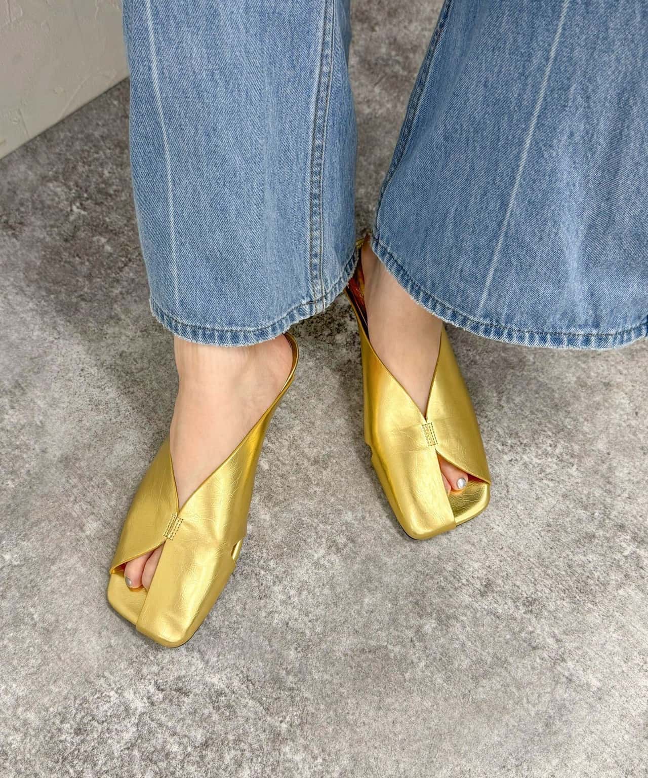 【SALE／70%OFF】fredy emue 【LE VERNIS/ルベルニ】 アシンメトリーミュール フレディ アンド グロスター シューズ・靴 パンプス ゴールド ブラック【送料無料】