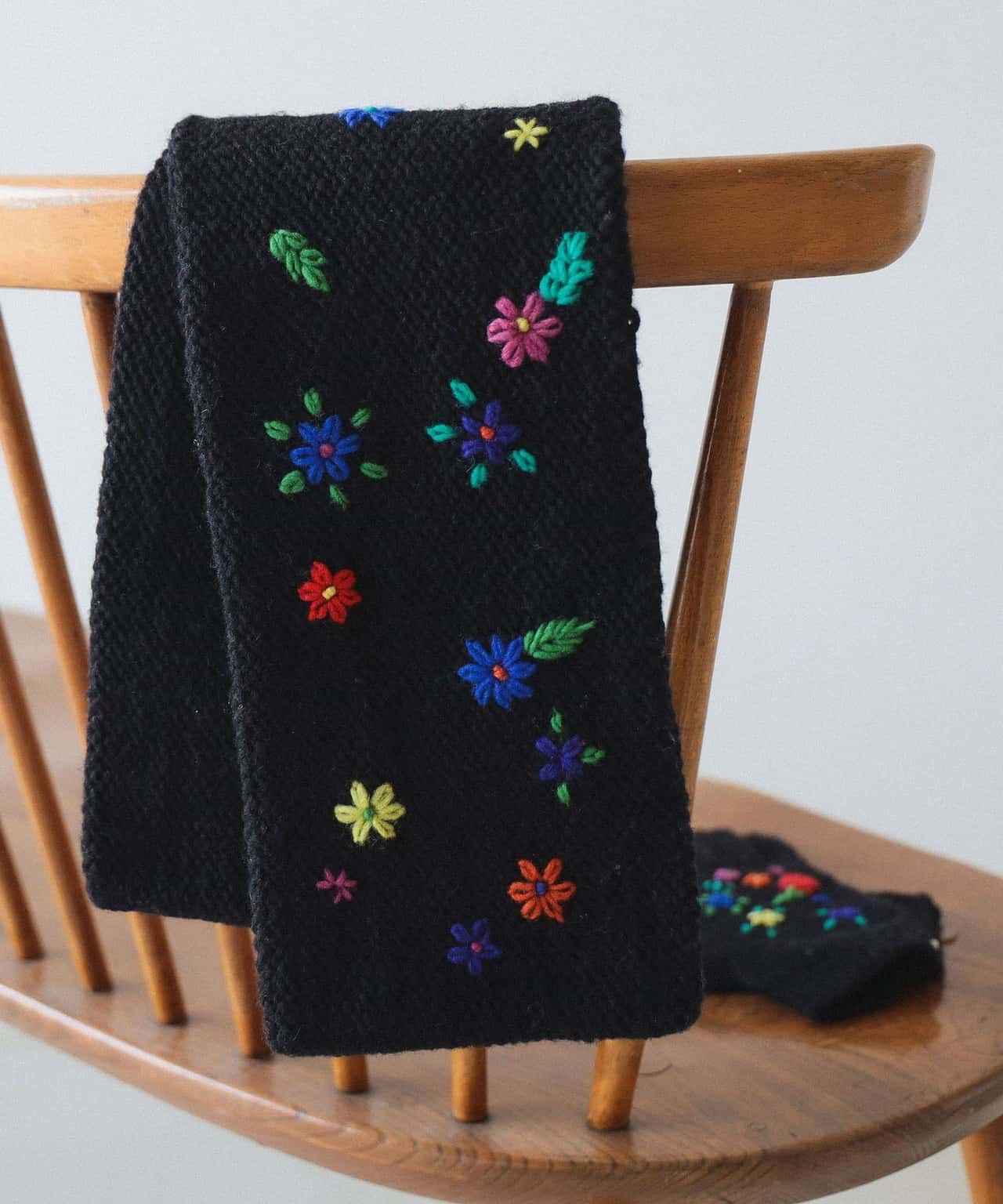 BEAMS BOY 手編み フラワー刺繍 マフラー ビームス ウイメン ファッション雑貨 マフラー・ストール・ネックウォーマー ブラック ホワイト グレー【送料無料】