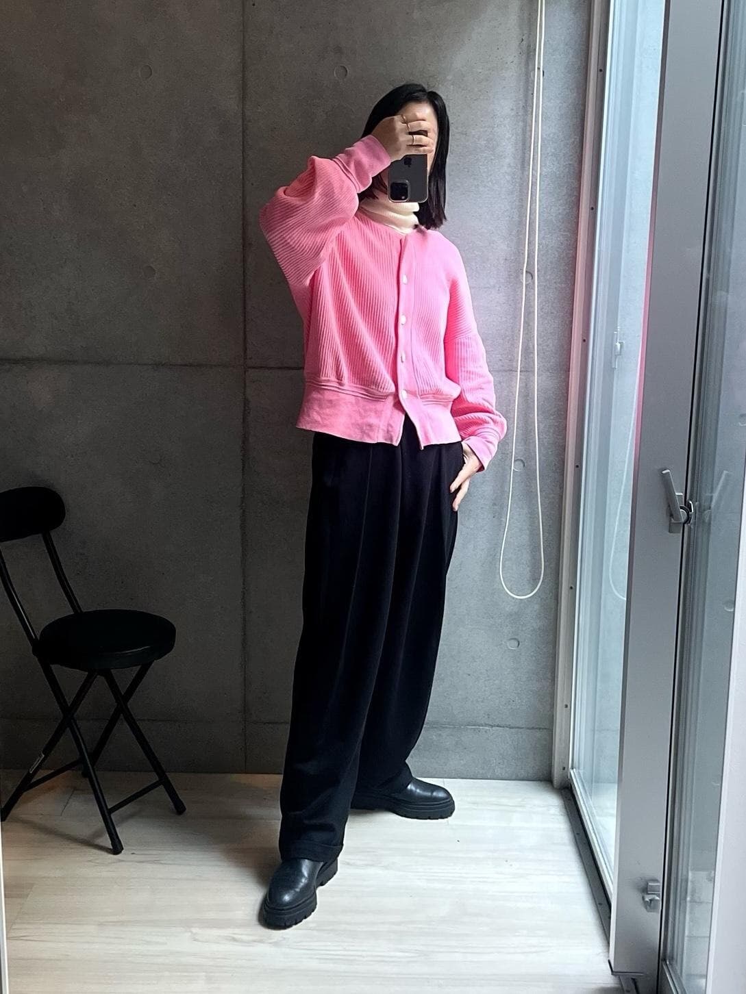 ランキング常連のma.dearのタックワイドパンツ。
やっぱり、ウエストをギュッと絞れるので
背筋が伸びる感じのところでも好印象。
なんだかんだ便利でトップスをインでもアウトでも着てる！

今月買った、hug.uの綿100%の素肌インナーも気持ち良くて大活躍。
繊細なサラフワ素材、年を重ねるごとに天然素材が好きになるなあ♡

#買ってよかった #高見え #冬コーデ #ワイド #着心地重視 #タックワイドパンツ #ma.dear #madear #hug.u