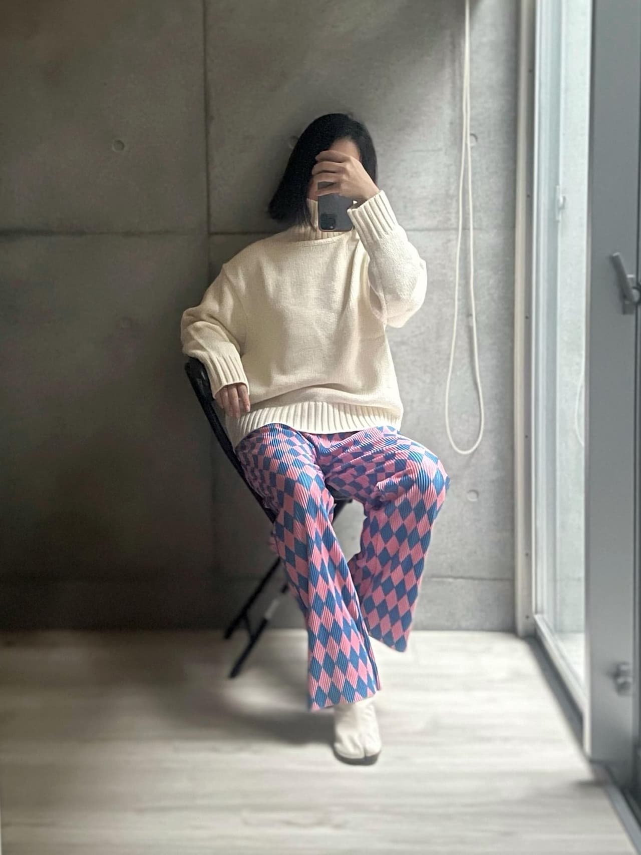このコーディネートをやりたかった〜🥰

ざっくりニットに派手なパンツ、足元はtabi。
メゾンスペシャル的な空気で。
切ってもほつれないパンツ、私には切らなくていい丈感だけど
よくこんな素晴らしいものを生み出したなとしみじみ…😎

tabiは6.5cmヒールで38.5。いつも24.5cm。
tabiはヒールが低くなるほどコハゼがとめにくくなるので
1サイズあげて…正解！

#冬コーデ #買ってよかった #秋冬コーデ #楽ちんファッション #ワイド #sugarbisket #プリーツパンツ #gu #ニット #ニットコーデ #タートルネックニット #2022秋冬 #ママコーデ #着回しコーデ 