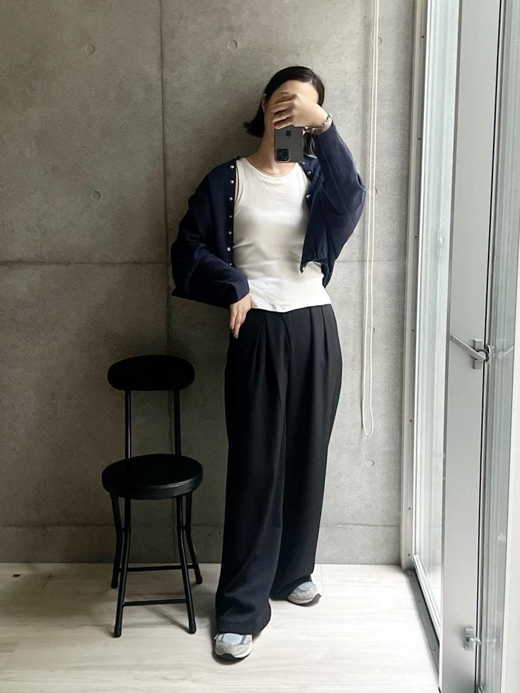 このカーデはよかったなー！
秀逸よ！フォルム、素材、このプライスがまたバランスいい！
ノーカラージャケット感覚で使えるスウェットカーデなんて
大人の休日にもってこいちゃうか…🙄

パンツも沢山真似っこいただいてるパンツ。
リボンは隠してます、これもいいのよ。
リールはもうすぐ10万再生間近。

スニーカーは990v5のアジアメイドのウィメンズライン。
やっぱりv6も欲しくなるわね…😮‍💨

#着回しコーデ #大人カジュアル #履きやすい #楽ちんファッション #高身長女子 #カーディガン は#pr #タックワイドパンツ #ニューバランス #スニーカーコーデ #アラフォーコーデ #秋コーデ #2023秋