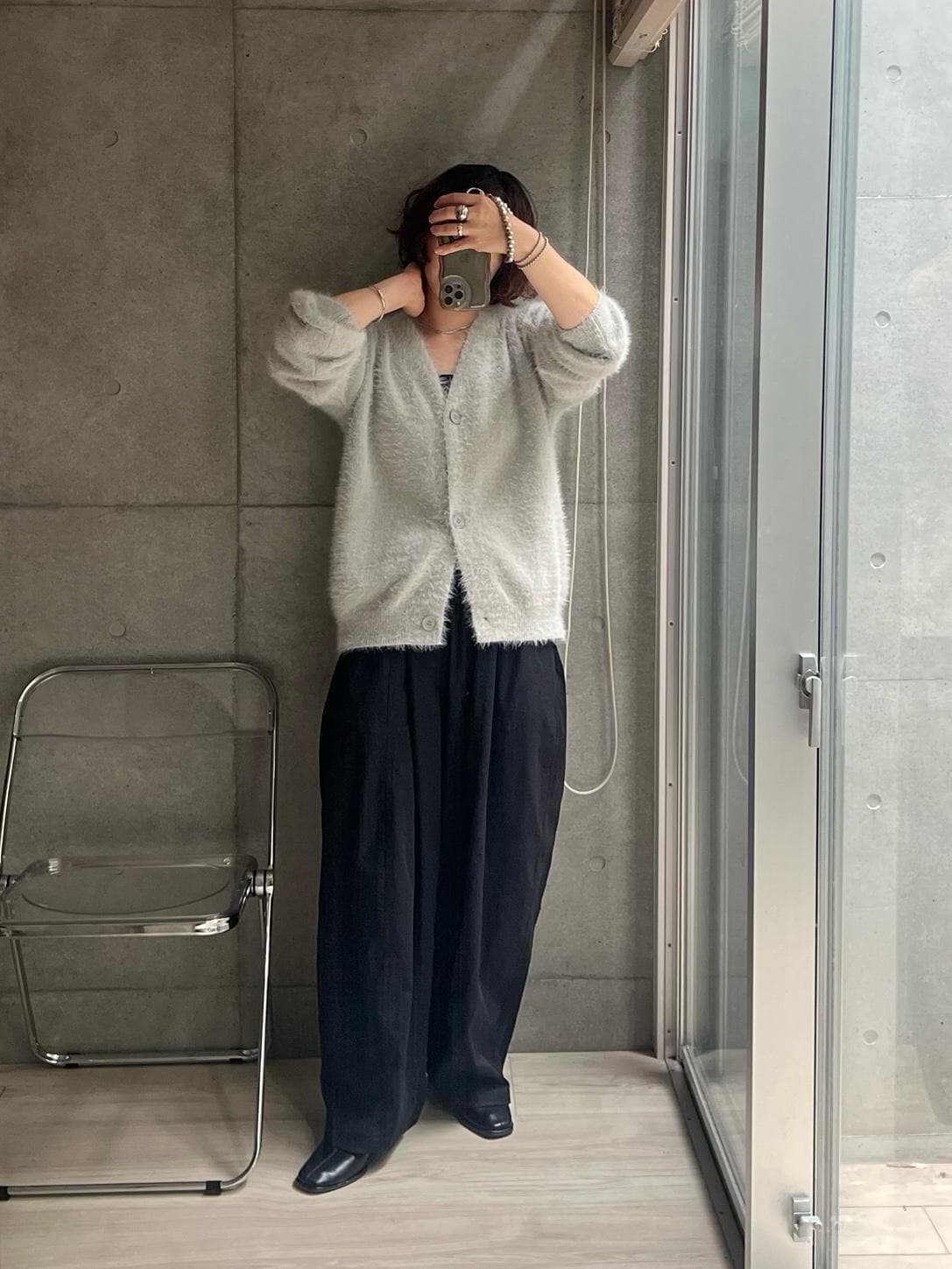 寒さが進んでニットコーデ🧶
フワフワでしっとり感あるカーデはゆったりしていて何だかこなれた空気感醸し出せる可愛いコ。
高見えする！すげえ！ってわけじゃ無いと
腕を通すと…え、いいやん…ポッ…ってなる。
女性らしい感じで、でもお手頃価格だからガツガツ着られてよろしい。
がっしり体型なのにこのリラックスシルエットで
可愛く着られたのは発見！！
その他ヘビロテアイテム合わせてます。
あとブーツがやっぱりいいんだなあ…週5で履いてる気がする。

#秋コーデ 