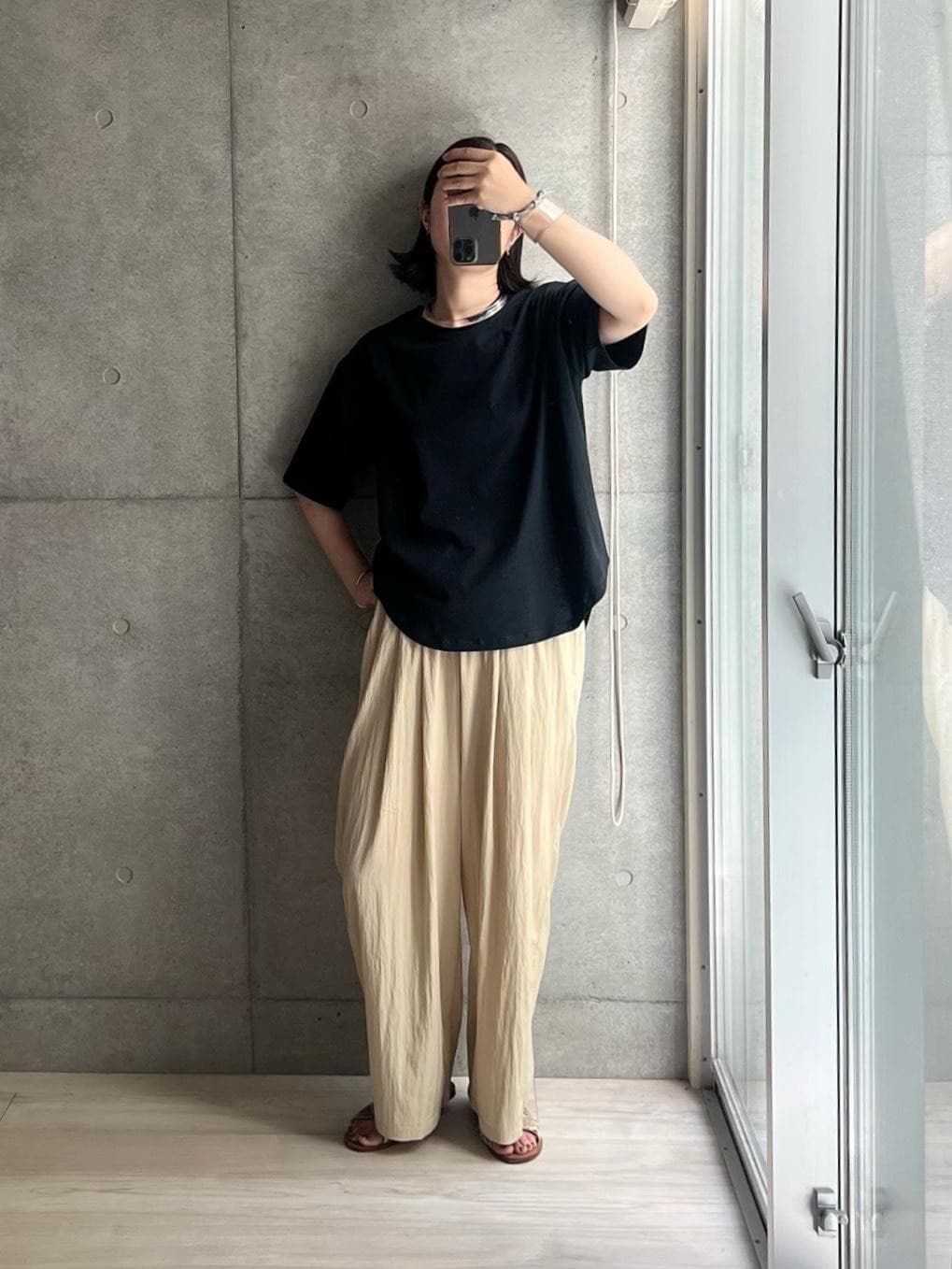 とにかく涼しいコーデ🥰
ほんとこのTシャツ汗染みしないしザラっとしてていいわあ。
形もさすがのベイクルで可愛い！
パンツは色々物議を醸しているけど、
届いた物は結構良かったです。
涼しい！可愛い！166cmでLぴったり！
ただし透けは気になるのと、
ウエストゴムの仕様が違うので注意⚠️
シルエットがなんか違う気がするのは
私が太っているだけの気もするのでノーコメントで…。

#2023夏 #大人カジュアル #シンプルコーデ #ワイドパンツ #夏コーデ #涼しいコーデ #汗染み #汗 #汗対策 #汗ジミ対策 #楽ちんコーデ #イージーパンツ #サンダル #フラットサンダル