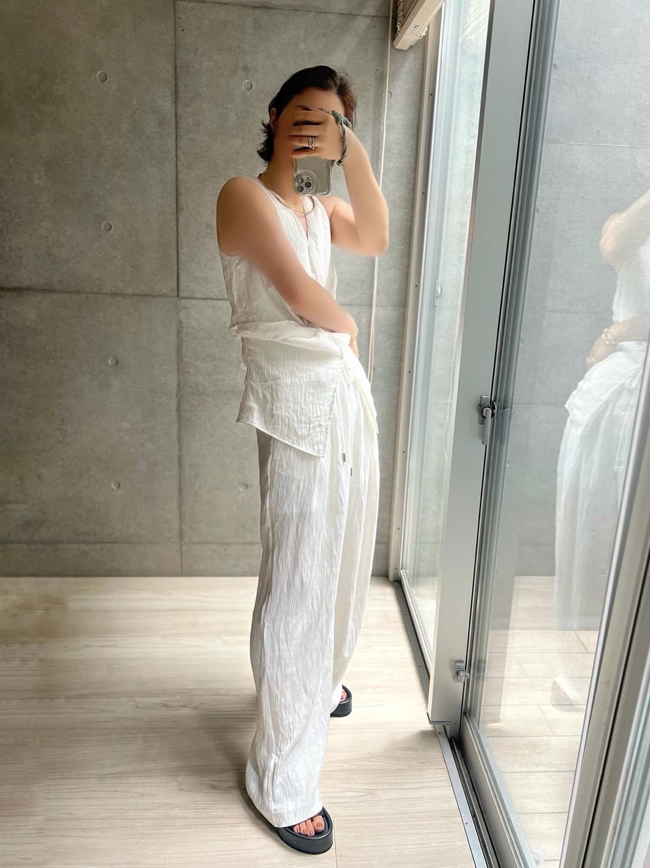 ぐぅえええええええ可愛いぃいいいいいいい。
俺の目に狂いは無かったぜ…大当たり。
高見え抜群のランダムプリーツのセットアップ。
単品でも買えるけど、ホワイトの着画に惚れてポチ。
素敵すぎやせんか…！

上下L。
トップスはタイト目、反面、パンツは大きめ。

股下かなり長いので
166cmの私はウエスト詰めるか裾上げかな。

あと、胸元とウエストをフロントの前からは見えない
ボタンで閉めるんだけど、
チープで見えるんちゃう？と最初はドキドキしたけど
意外に見えませんでした。ひいー。

いやー…好き…。
着痩せもする…。

#夏コーデ #2024夏 #セットアップ #高見え