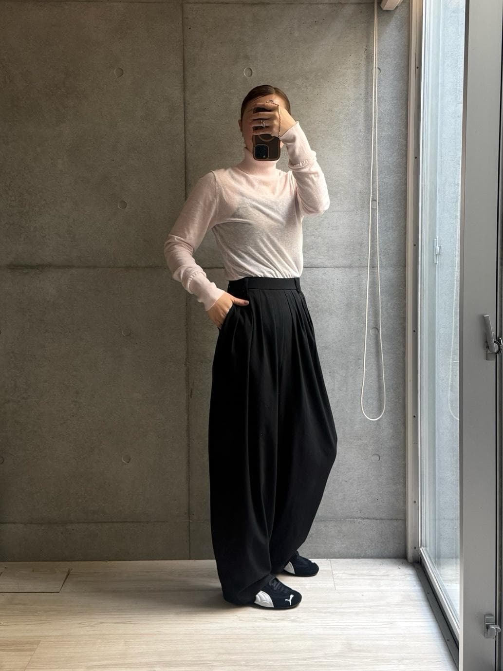 スピキャいい。すごくいい。革靴感覚で履けてモード感あって履き心地も結構いい。ソールは薄いけど踵のサポートがふわっと肉厚でいいんだよね。スニーカーはニューバランスかサンバ系ばかり履いてたからこんなシャープでスリムなやつがほんと新鮮。ワイドパンツと合わせるといいバランス。