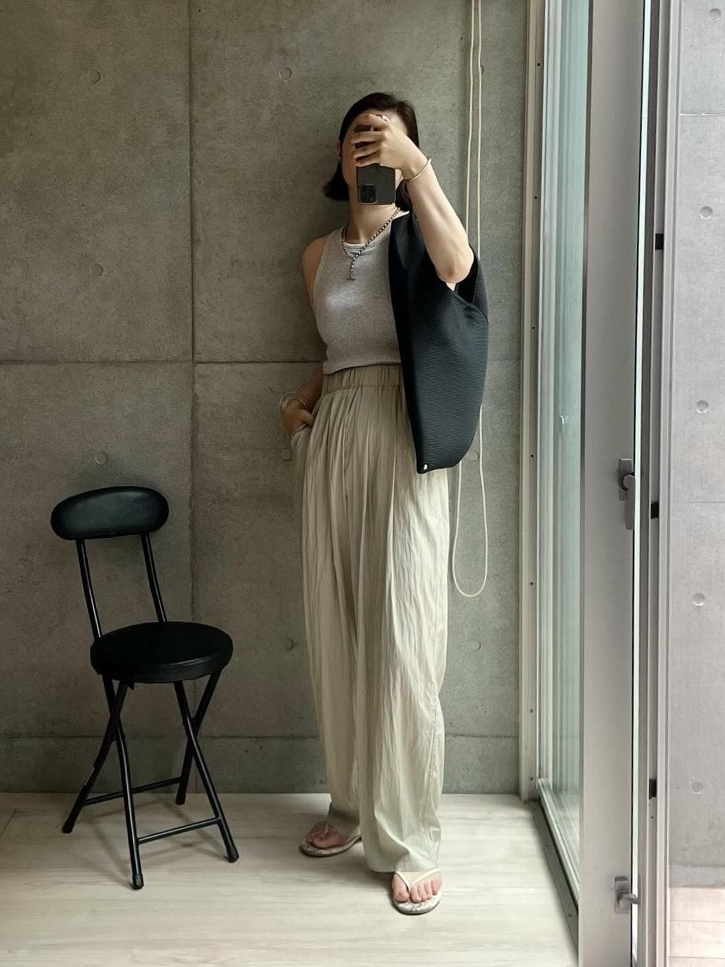 Instagramに動画投稿しました🎥

着画良すぎるけど、届いたら写真負けするんじゃないのお…？
って思って買ったらめちゃくちゃ良かったi.dearのイージーパンツ。

・ニュアンス感たっぷりで雰囲気抜群
・シワ加工で豊かな表情
・薄手で軽やか、暑い日も心地いい
・ウエストゴムでストレスフリー
・リラックスムード満点なゆるゆるワイド

いやー、これはいい仕事する！
明日色違い買おっと。
6/6に買って6/13に届きました😎

#夏コーデ #買ってよかった #楽ちんコーデ #夏ファッション #サンダル #サンダルコーデ #タンクトップコーデ #ワイドパンツコーデ #プチプラコーデ