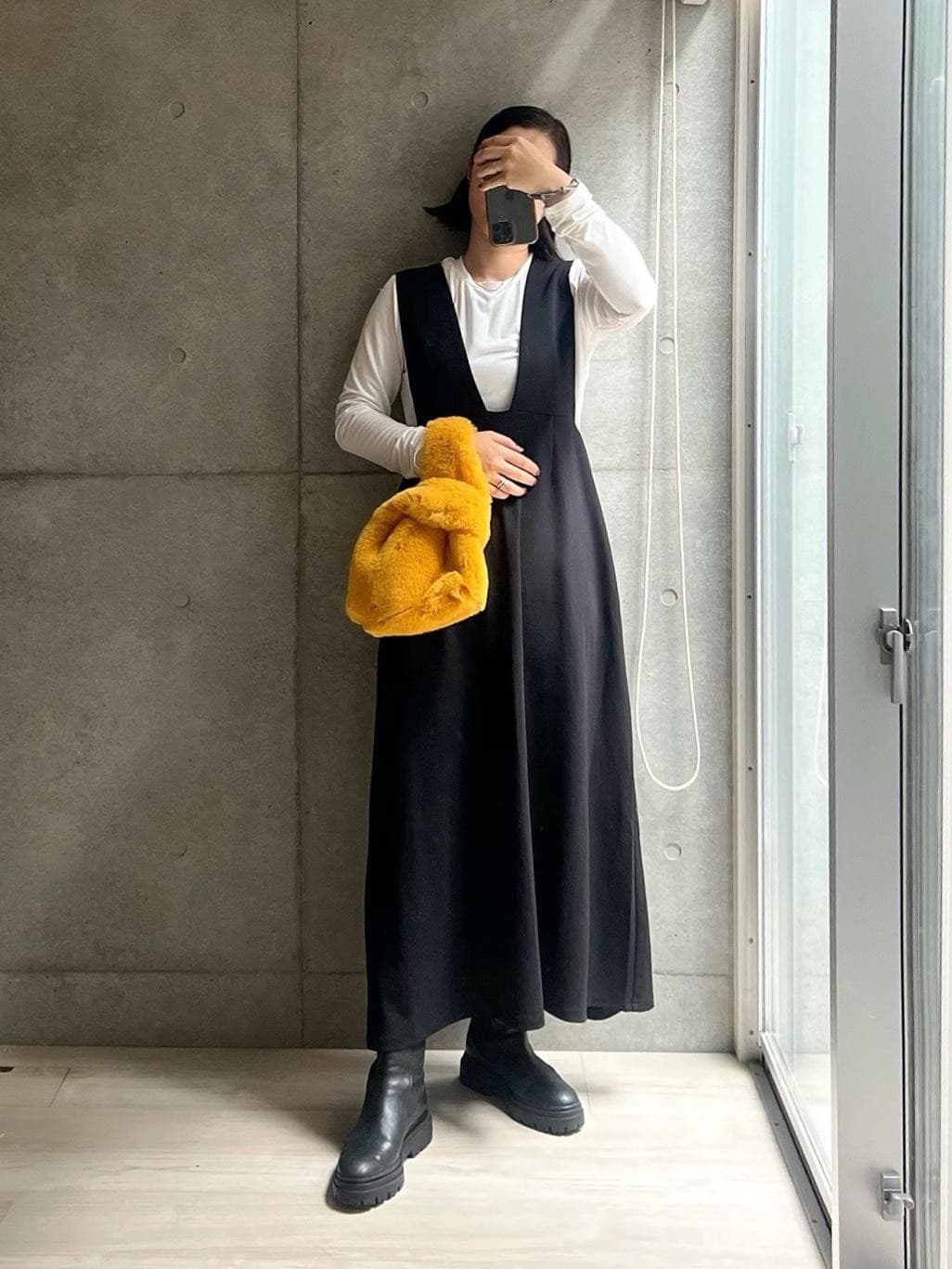 お声がけもらってお迎えした、めちゃくちゃお気に入りのロンTの季節がやってきた！
これすごくいいのです…

☑︎細身ですっきり、袖長く腕長くスタイルアップしてくれる絶妙設計
☑︎詰まったネックでどカジュアルにならない大人ロンT
☑︎優しくふわふわふるる（名曲）であったかみある肌触り

そしてプライスよ…！！！
2着目も買いますやん…？ってなるいい塩梅のお値段。
ブラック、欲しい時には在庫切れてたけど買おっと。

ジャンスカもよろしいよ、あまり履かないタイプだけど
これなら喜んで履けるなーな新たな発見。
エレガントに履けるのね、スタミキとか好きな人に良さそ。

バッグはクーポンでお安い！この冬推せる、アクセントパワーばっつぐーんなやつ。触っていて癒されるところも高ポイント。

#tシャツ と#ジャンパースカート は#pr#高見え #お出かけコーデ #2023秋 #2023秋冬 #秋コーデ #ワンピース #ジャンスカ #プチプラコーデ #シンプルコーデ #アラフォーコーデ #楽ちんコーデ