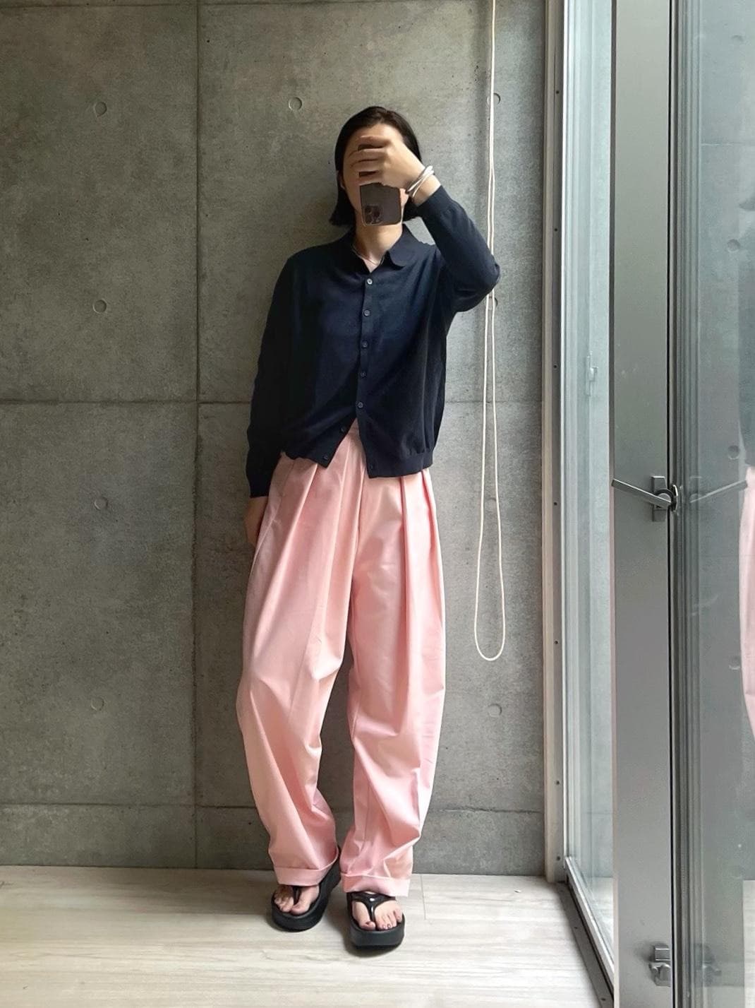 #amely のタックワイドパンツ、新色のピンクがめちゃくちゃ可愛すぎる…桃色具合がいいよ🍑
そして、生地がホワイトと同じはずなんだけど
なんだかパリッとしててシルエットがすごくいい。
買って良かったー🥺🥺🥺

サンダルも最高にテンション上がってるやつ。
Instagramにも動画投稿してます🎥

#着回しコーデ #春コーデ #2023春 #着心地重視 #楽ちんファッション #サンダル #サンダルコーデ #プチプラコーデ #春服 #脚長 #ゆったり 