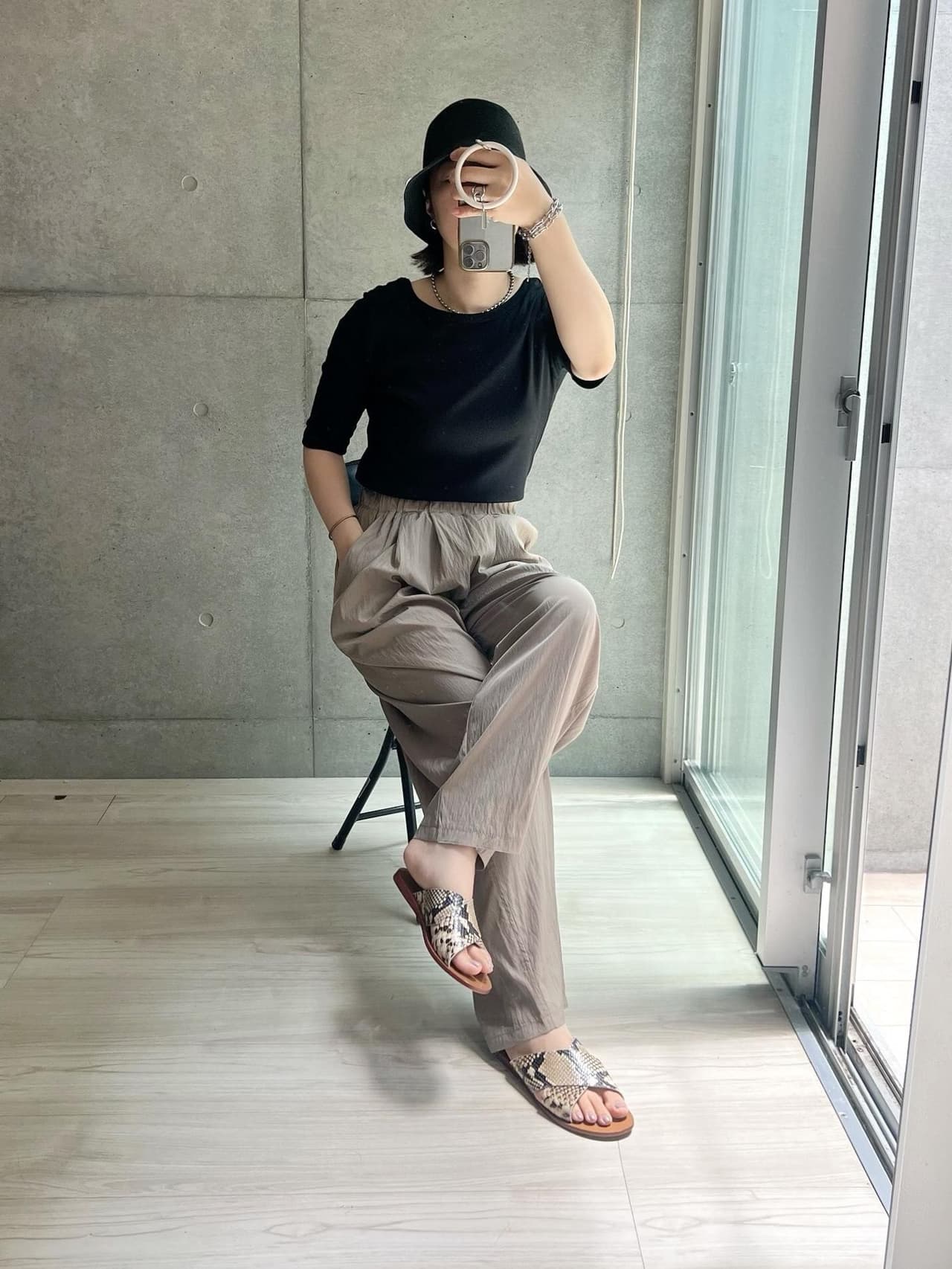 いまバズってる人気パンツ！色違いも買いました♡
やーっぱり最高…この夏No.1パンツなんじゃなかろうか。

☑︎さらり軽やか薄手で暑い日も快適
☑︎高見えがすぎる表情豊かなシワ加工素材
☑︎ダブルタックでお腹ぽっこりもカバー

Instagramでも動画がプチバズり中🎉
ブラックも買ったので近日投稿予定。
6/15注文で6/24に届きました。

合わせたアイテムも全部お気に入り！
ご縁があって手に入れたカットソーもまた投稿しよっと。

#イージーパンツ #パンツコーデ #夏パンツ #夏コーデ #楽ちんコーデ #サンダル #サンダルコーデ #バケハ #帽子 #麦わら帽子 #買ってよかった #高見え #大人カジュアル #ゆったり #カットソー は#pr