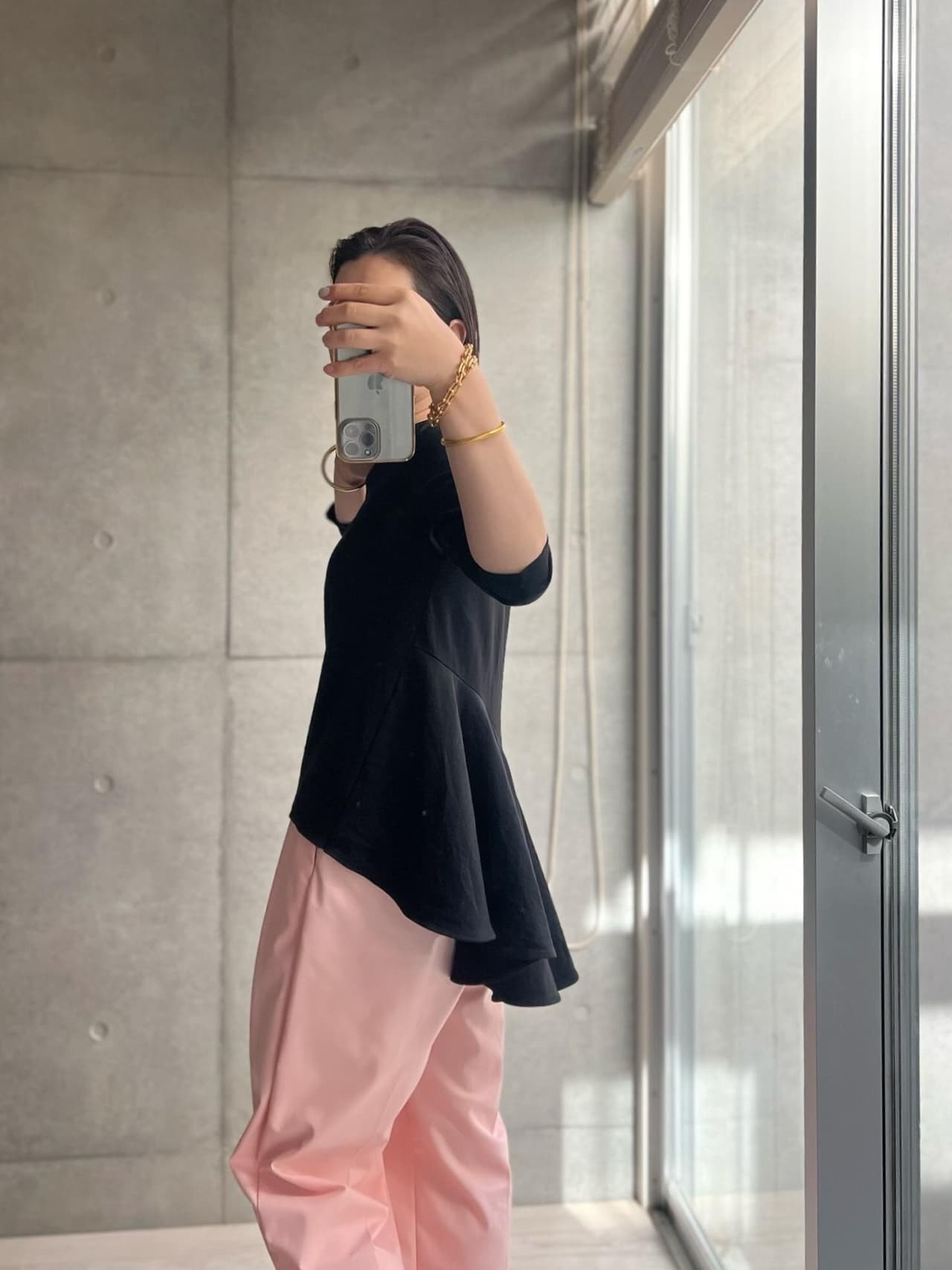このトップスは想像以上に当たり…🤦‍♀️
だって名前がヒレ付き…ヒレ…？うそーん？って思ったら
うん、これは立派なヒレやで？ってなった☺️
燕尾服の印象ももたらすゴージャス感のあるヒレ。
前から見たら普通なのに背中へ回っていくとエレガントなフォルムが次第に現れる。
歩くたびにそよぐシルエットもよろしければ
生地がしっかりしてるのでオフィスにも使えて最高やないかと。
大人の女性がちょっとした集まりとかにも恥ずかしくなく行けるやつ。
と言うわけでおすすめなんで長文になりました。
明日くらいにインスタに動画投稿予定です（多分）🙄

#高見え #夏も着れる #ママコーデ #ブラウス #春コーデ #春ファッション #トップス は#pr #meri #オケージョン #大人カジュアル 