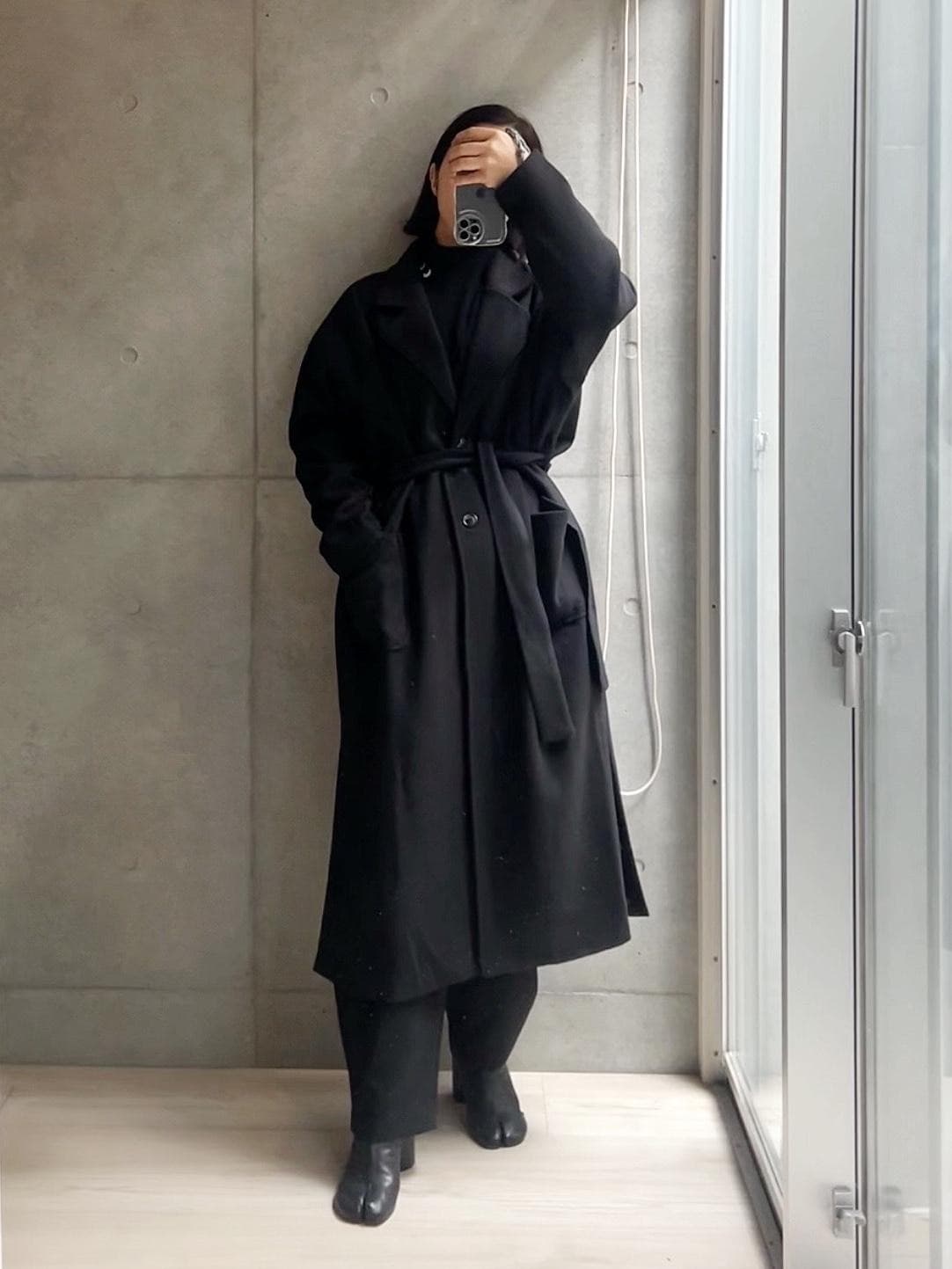 高身長でもロングで着られる黒のロングコート欲しいなーと思ったところでハグユーにちょうどいい塩梅のものがあったあった。
用尺たっぷり使った贅沢な1着はベルト締めると何ともエレガント。
いや実はお葬式とかにも使えるやつが欲しくてね。
これは使えるわー。
真冬にこれだけは厳しいけどインナーダウンとか着たら良さそ。

パンツは仲良しさんオススメのフワフワ起毛が気持ちよくバルーンなシルエットが可愛い安定のfor/cのやつ。
インナーはすごくよかったのでまた投稿しよっと。
ユニクロ×アニヤのニット、マルジェラのタビと合わせて私らしくシックめに🖤

Instagramではリール投稿しました🎥

#PR #買ってよかった #きれいめコーデ #ブラックコーデ #ロングコート #コートコーデ