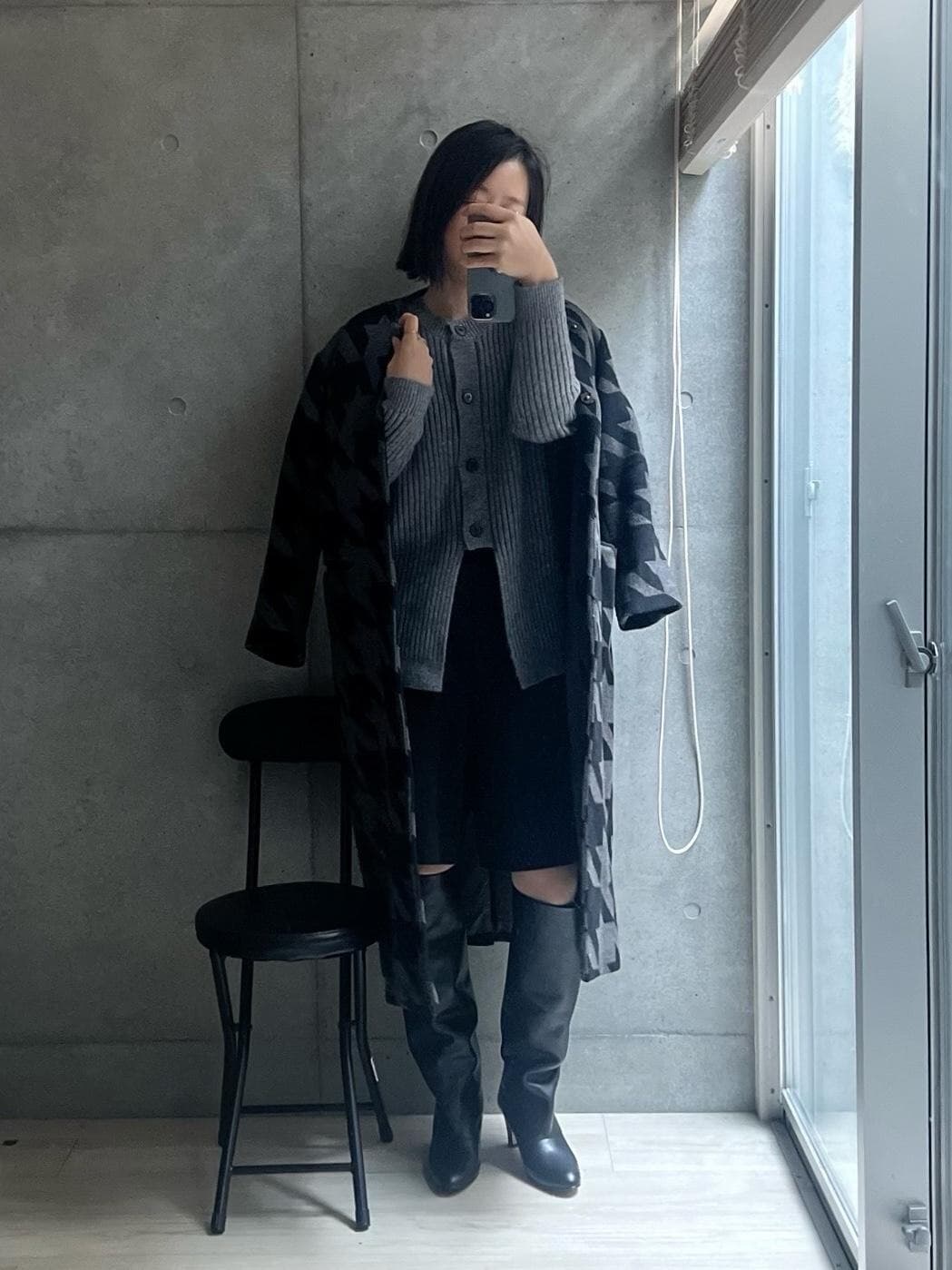 グレーコーデ🖤
ミラノリブニットのハーフパンツは買ってよかった。
今年トライしたかったやつ！しっかりしてて適度に肌を覆ってくれて楽ちんでよろしい！
寒くなったけど、フェイクスキンタイツがあればイケマス。

#着回しコーデ #きれいめコーデ #ブーツ #ブーツコーデ #ロングブーツ   #ハーフパンツ #ショートパンツ #フェイクタイツ #フェイクスキンタイツ