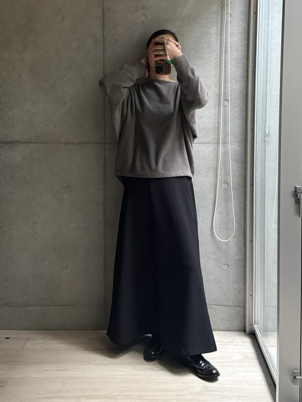 出社の日のちゃんとしたコーデ。東京ど真ん中のビジネス街をこんな感じで。いや普段はこんなちゃんとしてないけど１月ですしね。そしてチャーチはやっぱり背筋が伸びるなあ。あとスカートがめちゃくちゃいいです。めちゃくちゃ。素敵すぎるね。

#2025冬 