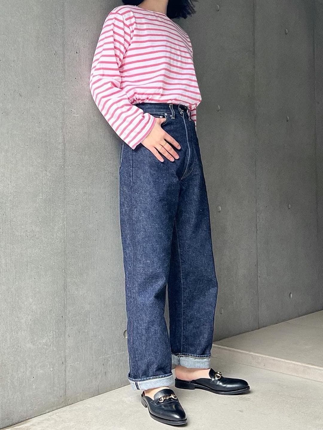 春コーデ🌸
マリンスタイルは一気に春夏気分が上がります。

ボーダーシャツは名作の所以が分かった！
肩幅広い系女子の私も着痩せて見えます。
これは絶妙パターンなのね…。

デニムも名作！褒められデニム。
靴も名作！褒められサンダル。
名作だらけでテクニックいらずでスタイル決まりました🍀

#買ってよかった #サンダル #ボーダー #ボーダーコーデ #マリンコーデ #2022春夏 #シンゾーン #アナトミカ #サロンアダムエロペ #ジャランスリウァヤ #革靴女子 #fudge #onkul #crue l