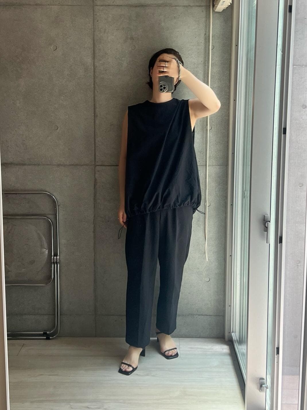 いやこのブラウスは良かったわー。
先に愛用していた速乾ドライタッチパンツと同素材で、セットアップ好きにはたまらない組み合わせができるやつ。
タック使いで二の腕がなんだかごまかせて、ふわっとシルエットで気になるお腹やウエスト周りを完全カバーできるニクイやつ。
パンツと一緒で軽くて梅雨時期、旅行にもマル🙆‍♀️
オフィスにはもちろんだし、大人世代にありがたいね。
完売サンダルは明日入荷！

トップスとパンツは #pr
サンダルは好きすぎて2色買い✌️

#2024夏 #お出かけコーデ #パンツスタイル #梅雨コーデ #旅行コーデ