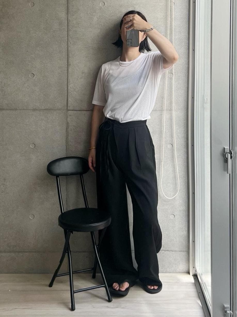 好き好きアイテムでモノトーンコーデ✌️
カットソーはこの夏の優秀プチプラトップスNo.1ちゃうか？なやつで、
パンツは掘り出し物の高見えがすんごいパンツ。
この夏はモノトーンが多いなあ。
ダラダラなりがちな猛暑でも
パキッとコーデにすると凛としてよろしい。

#ゆるコーデ #着回しコーデ #プチプラコーデ #ママコーデ #夏コーデ