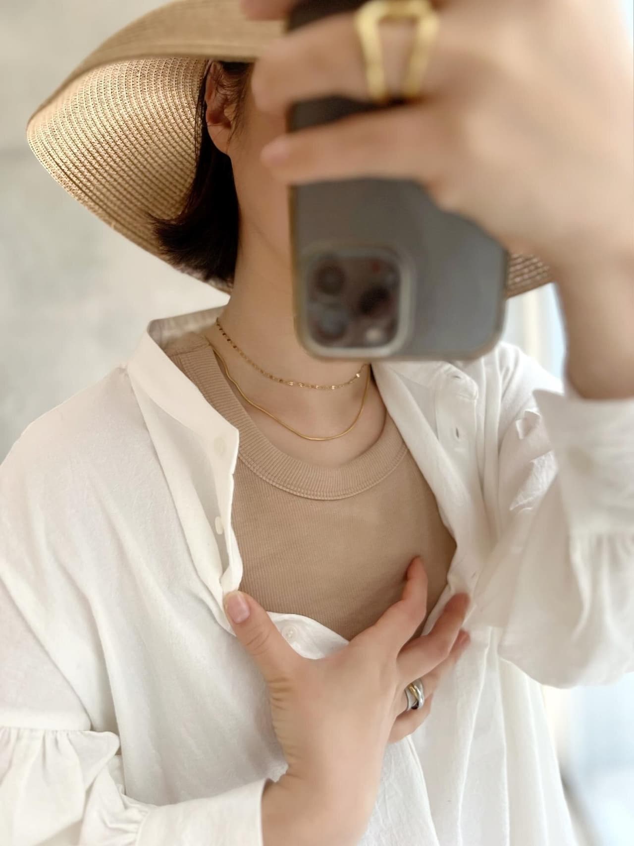 最近の当たりアイテム。いやー引きがいいね！
ネックレス2個付けの着画が素敵で真似っこ。
繊細でいい具合の黄金感。
これは小麦色の肌に似合うやつだなあ。

サージカルステンレスで錆びず、
お風呂にも入れるのが嬉しい。
子供たちとお風呂入る時バタバタして取り忘れるんよ…。

#春コーデ #春まで着れる #春コーデ #春ファッション #シャツワンピース #カップ付きタンクトップ #アメスリ #夏コーデ #帽子 #ネックレス はpr