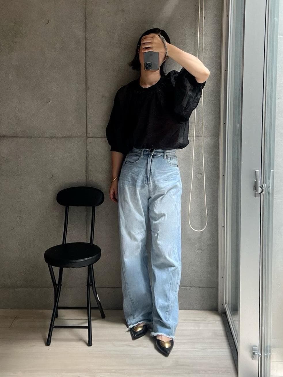 どれもこれもInstagramで、お揃いご報告続出のやつ！
こうも日中暑いと何を着ていいのか
わからなくなるけど、

シアーな五分袖は使いやすいし、
淡いブルーデニムはまだ爽やかに着られるし、
パンプスで秋支度の空気出してこんなコーデにしたら
なんとなく正解な気がするなー。

#2023秋 #デニムコーデ #プチプラコーデ #買ってよかった #高見え #シンプルコーデ #アラフォーコーデ #秋コーデ #ママコーデ
