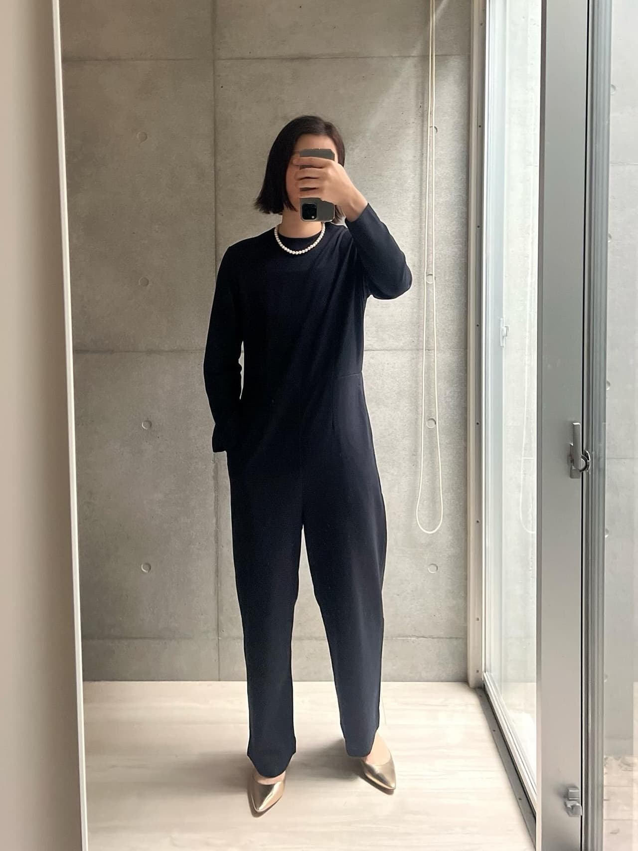 娘の卒園式と入学式のために探しまくった卒入服。
カジュアル好きな私が納得して出会えたのは、
B&Yのオールインワンでした🍻

いやだっていわゆるフェミニンなものが多い中
甘い格好とか苦手なもので。
かと言ってその場限りの活躍しかないものよりは
普段使いも出来る、気軽にも着られるものが欲しく。
そこで出会ったのがこのジャンプスーツ。

☑︎シンプルで着回し抜群
☑︎ストレッチの効いたポンチ素材で楽ちん
☑︎式にも使える綺麗な顔でこのお値段…！

深めのネイビーもいい色味。
166cmには丈がちょっと短いかしら…と思ったけど
ペタンコの室内履きでも引きずらないのは
TPOに合ってて宜しい。
Instagramでは動画投稿しました🎥

#買ってよかった #冬も着回し #セレモニーコーデ #卒業式コーデ #卒園式コーデ #入学式コーデ #卒業式 #卒園式 #入学式 #セレモニー #大人カジュアル #シンプルコーデ #春コーデ #ママコーデ #入園入学準備 #春まで着れる #高見え #オールインワン 