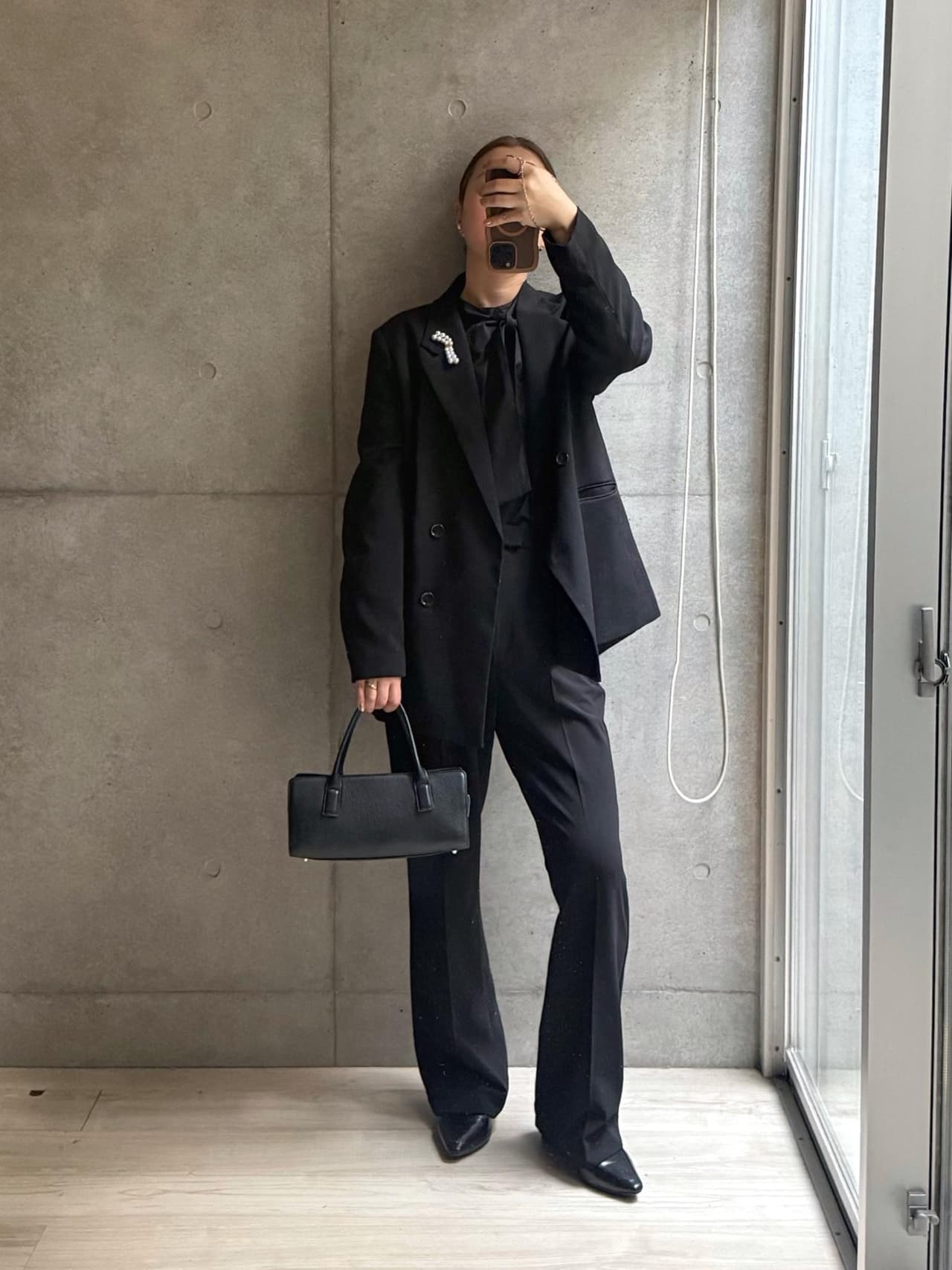 真っ黒でセレモニーコーデ。セミフレアパンツでハンサムに。こういうのいいんじゃない？