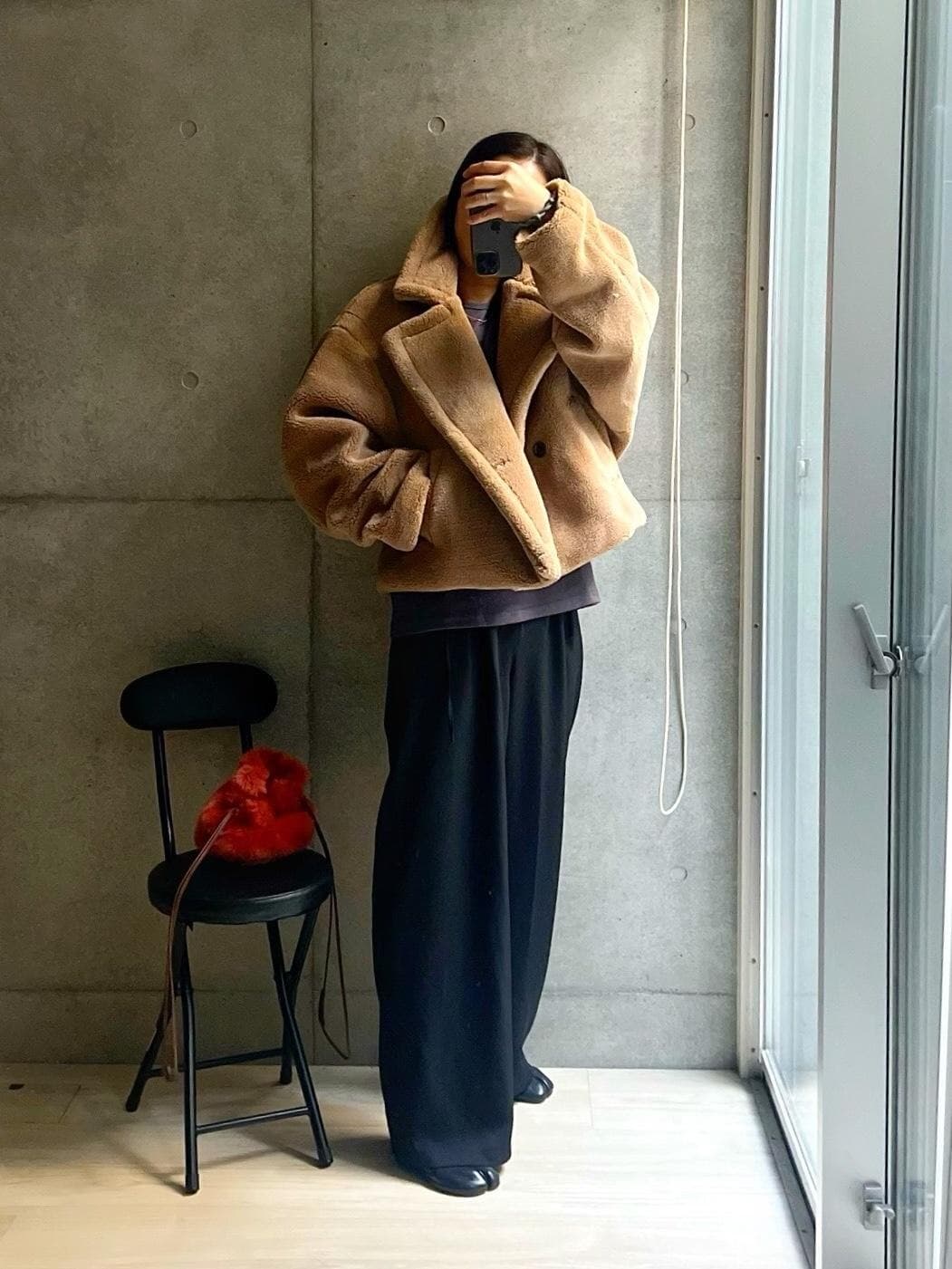 ストーリーズ投稿したら、お揃い続出になった
テディベアショートコートのかわいさったら🧸

素材は安っぽくなく
自分で自分を抱きしめたくなる癒しのモコモコ。

着てみると見た目以上に軽いしこれはめちゃくちゃ使えそう✌️
通常の長め丈だとなんか難しそうかなと思っちゃうけど
このショートのフォルム取り入れやすくキマリやすい！

あとカットソーも良かった〜。
このプライスでいい仕事するよ！

#高見え #着回しコーデ #お出かけコーデ #テディベアコート #テディベアショートコート #ワイドパンツ #秋コーデ #冬コーデ